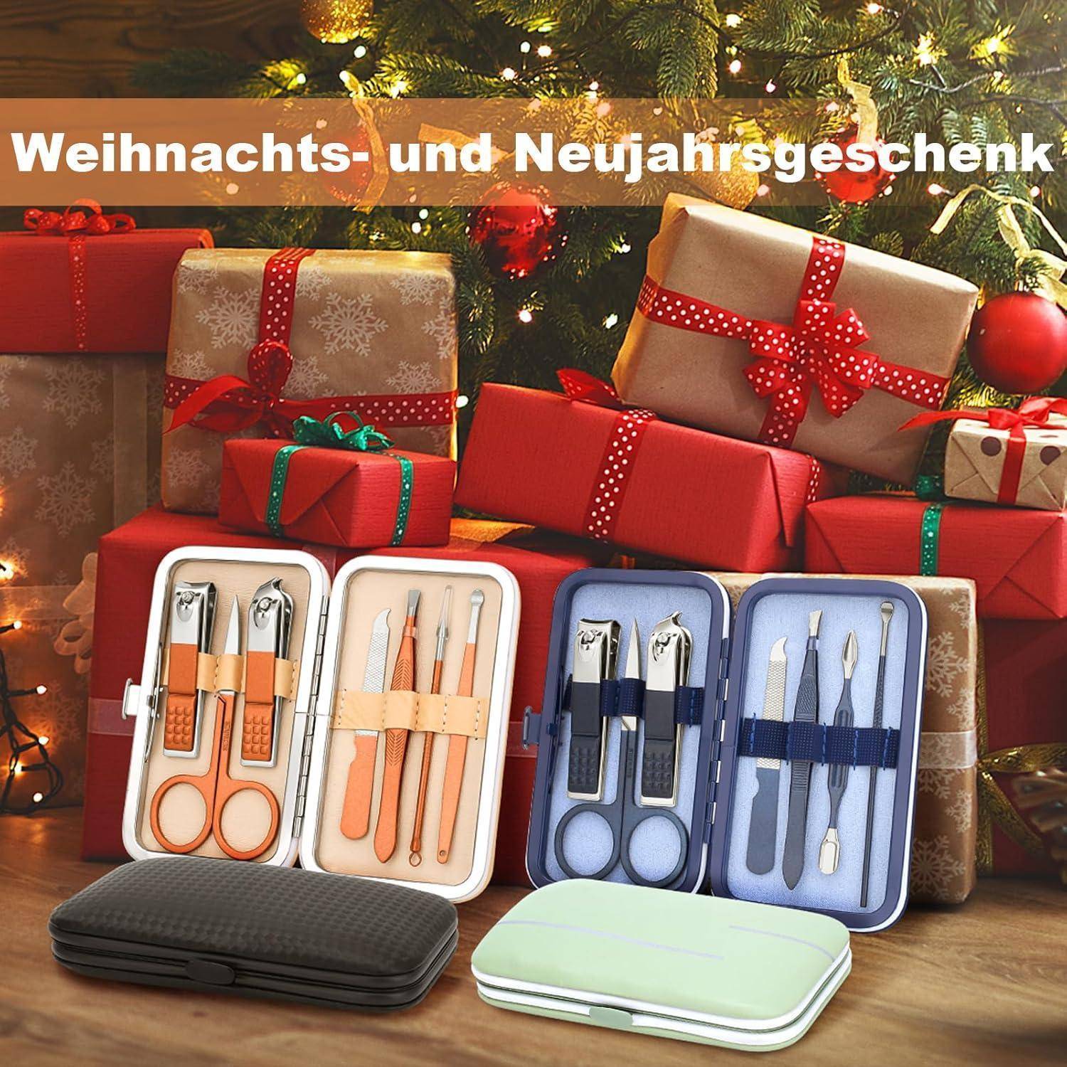 Geschenkboxen unter einem geschmückten Weihnachtsbaum; Maniküre-Sets in vier Farben ausgestellt. Text lautet 'Weihnachts- und Neujahrsgeschenk'.