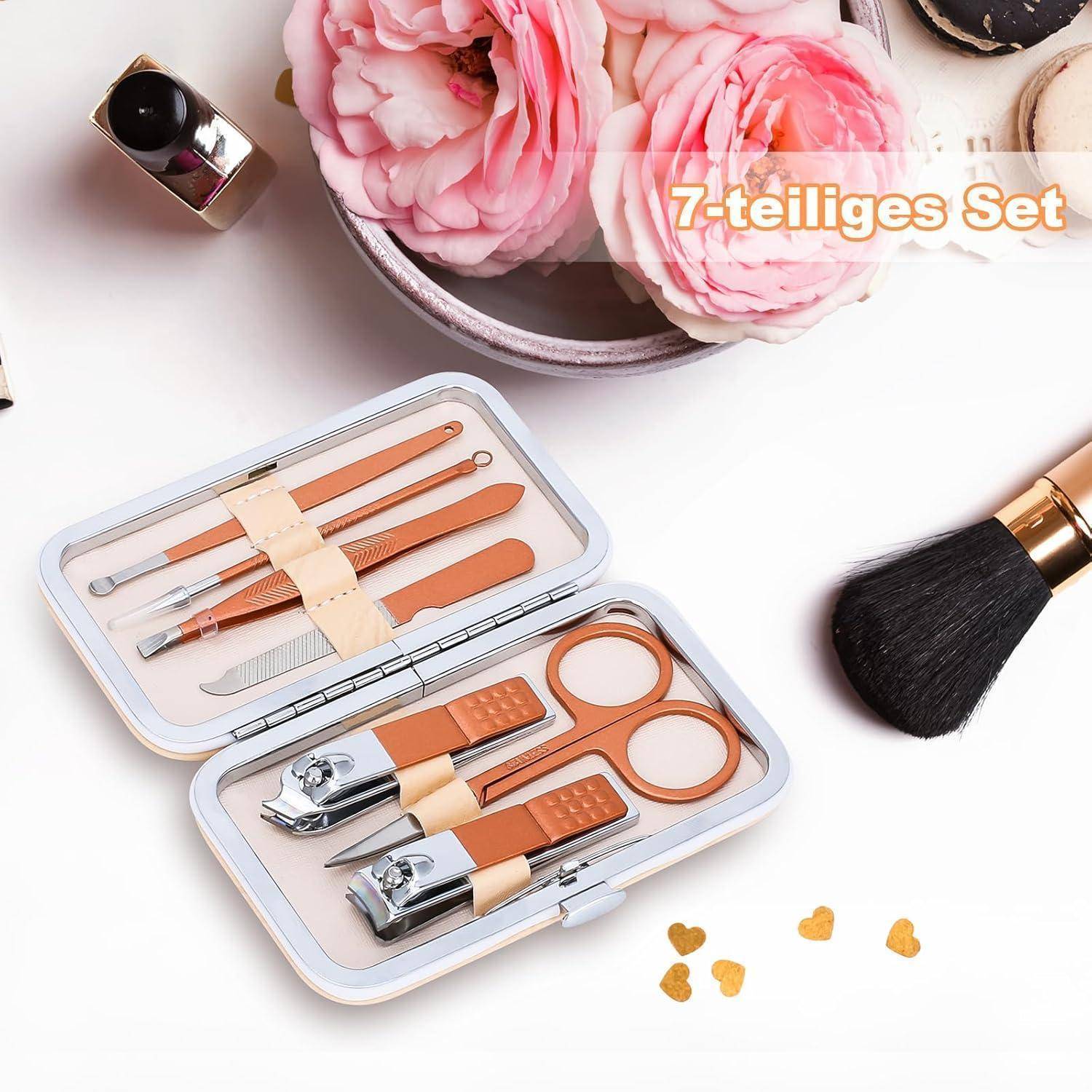 Maniküre-Set mit Nagelknipser, Schere, Feilen und Pinzette neben rosa Blumen und Make-up-Pinsel. Text lautet '7-teiliges Set'.