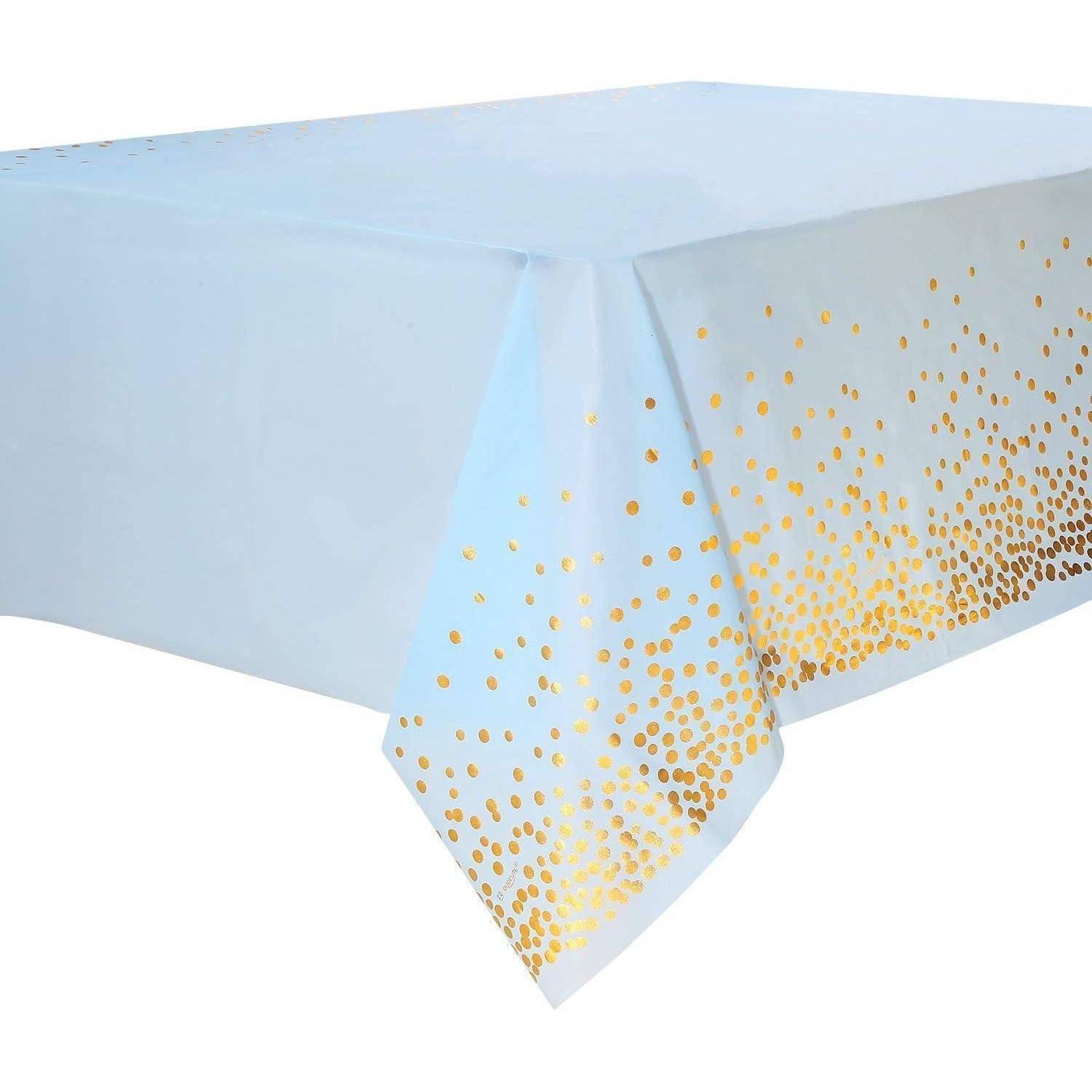 Eine weiße Tischdecke mit goldenen Punkten, die entlang der Kanten verstreut sind und eine festliche und elegante Erscheinung schaffen.
