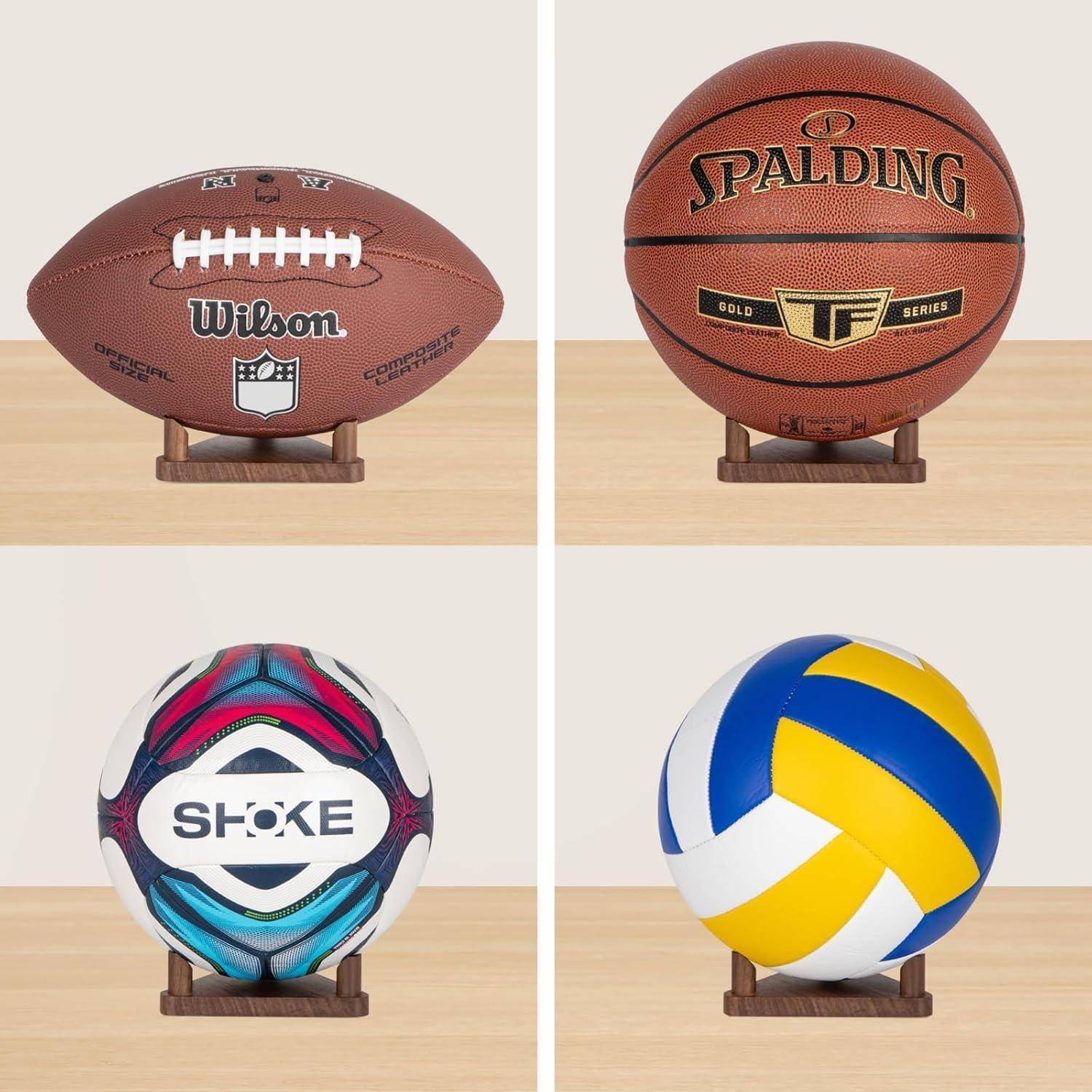 Vier Sportbälle auf Ständern ausgestellt: oben links ein American Football, oben rechts ein Basketball, unten links ein Fußball und unten rechts ein Volleyball.