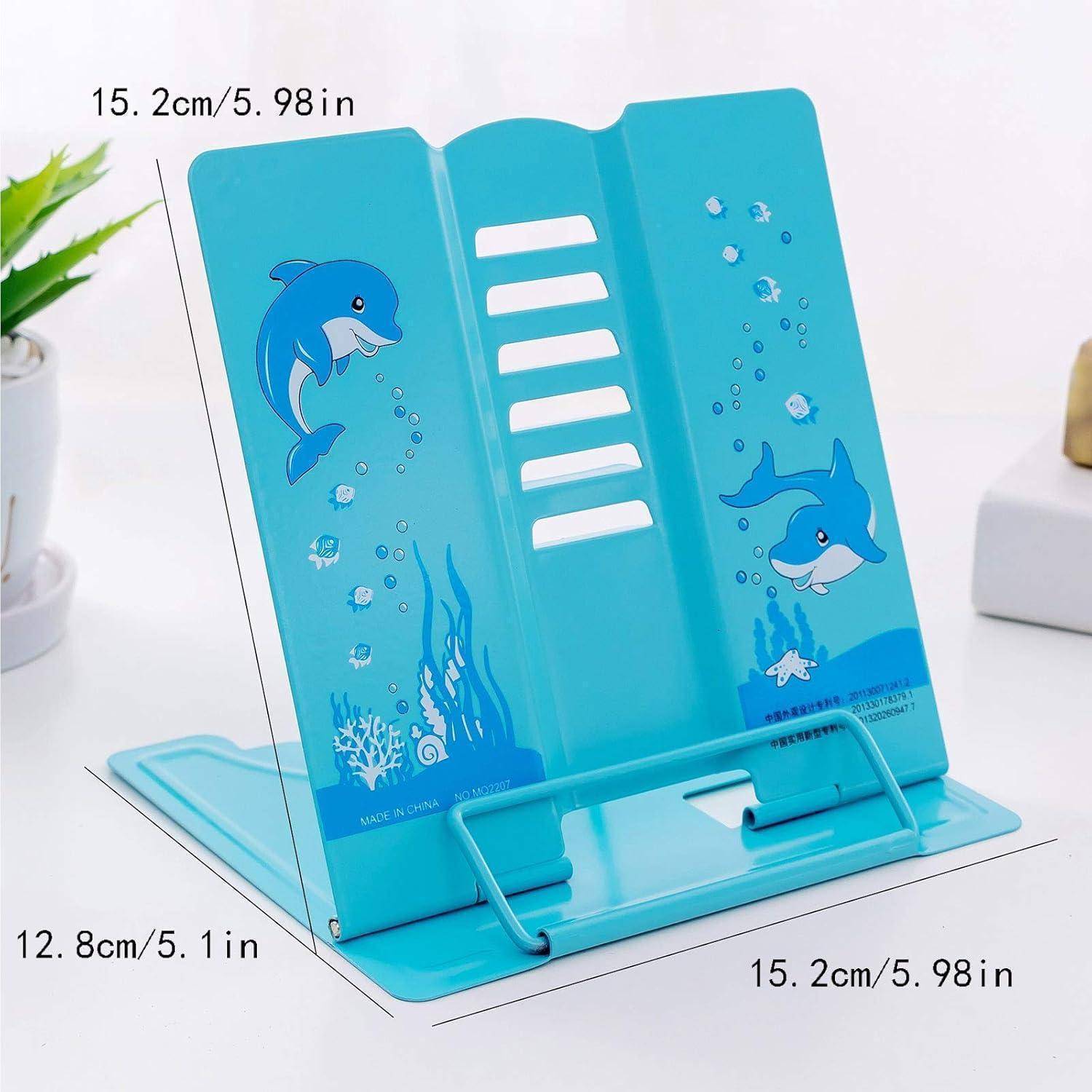 Ein blauer Buchständer mit Delfin-Illustrationen und in Zoll beschrifteten Maßen: 15,2 cm/5,98 Zoll Höhe, 12,8 cm/5,1 Zoll Basisbreite.