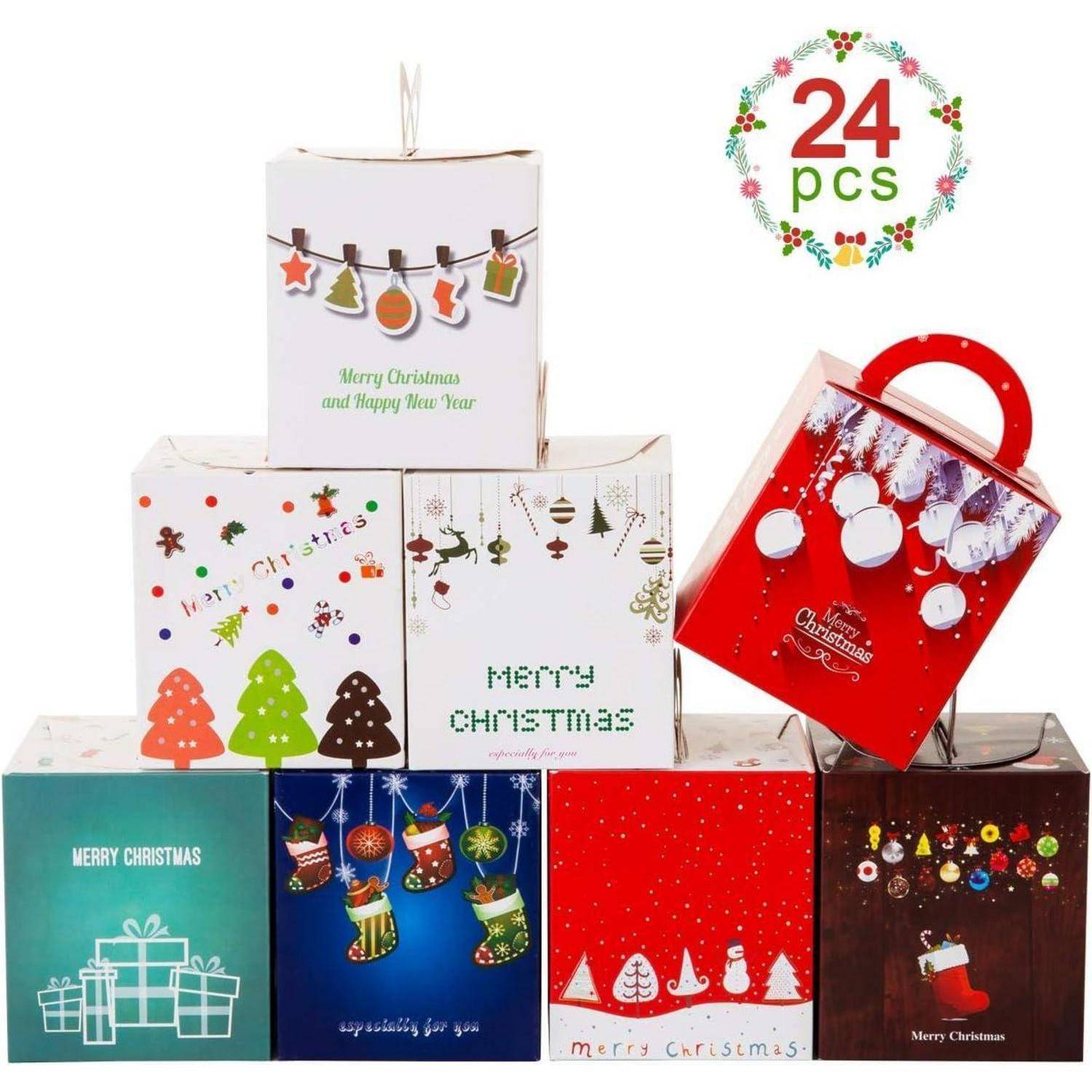 Turm aus Weihnachts-Geschenkboxen in verschiedenen Designs, mit Texten wie ‚Frohe Weihnachten' und festlichen Symbolen, mit der Beschriftung ‚24 Stück'.
