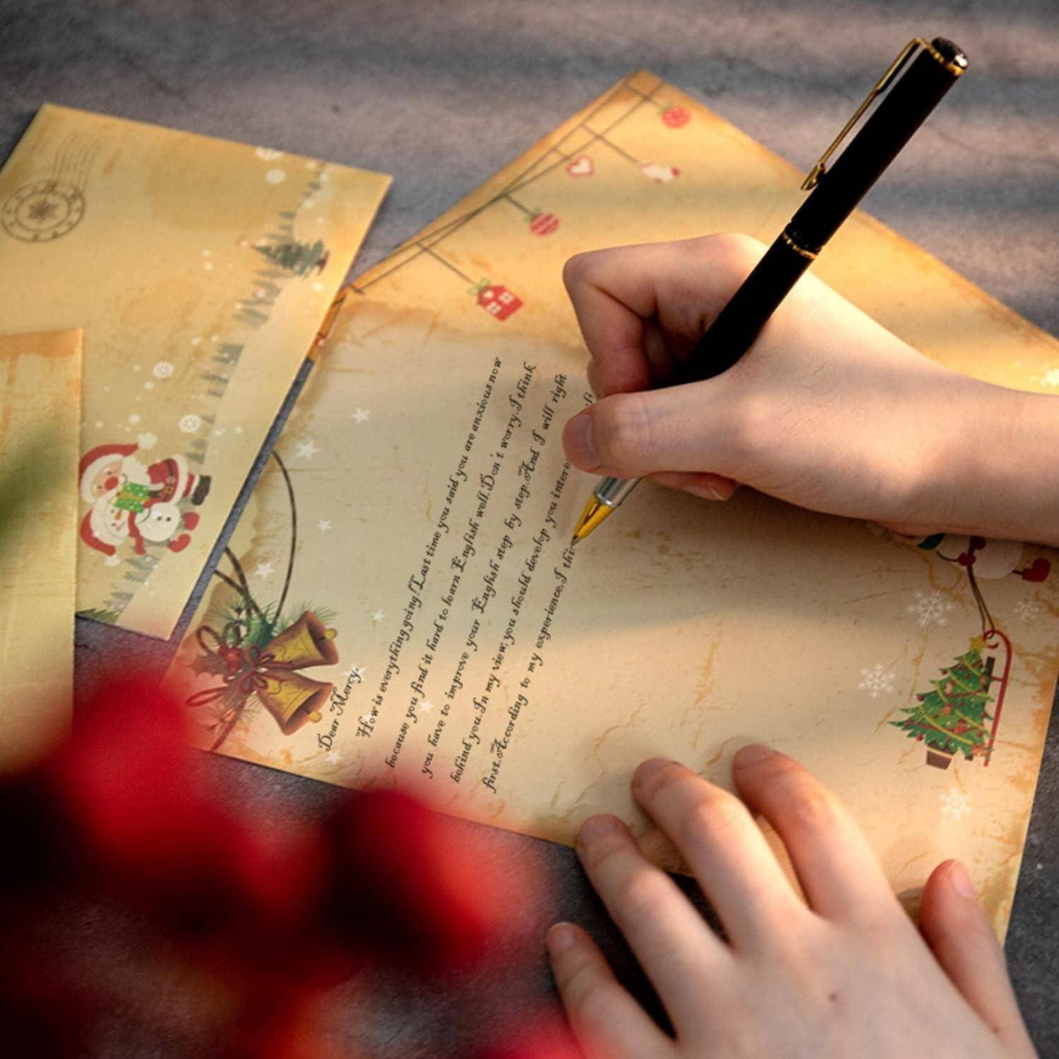 Eine Person schreibt mit der Hand einen Brief auf festlichem Briefpapier mit Weihnachtsdekoration, einschließlich eines Weihnachtsbaums und Christbaumschmuck.