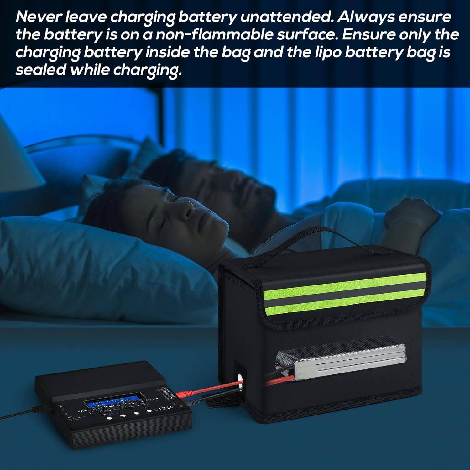 Ein Mann schläft in der Nähe einer Ladestation mit in einem Sicherheitsbeutel gelagerten Batterien. Der Text warnt davor, Batterien auf nicht entflammbaren Oberflächen zu laden.