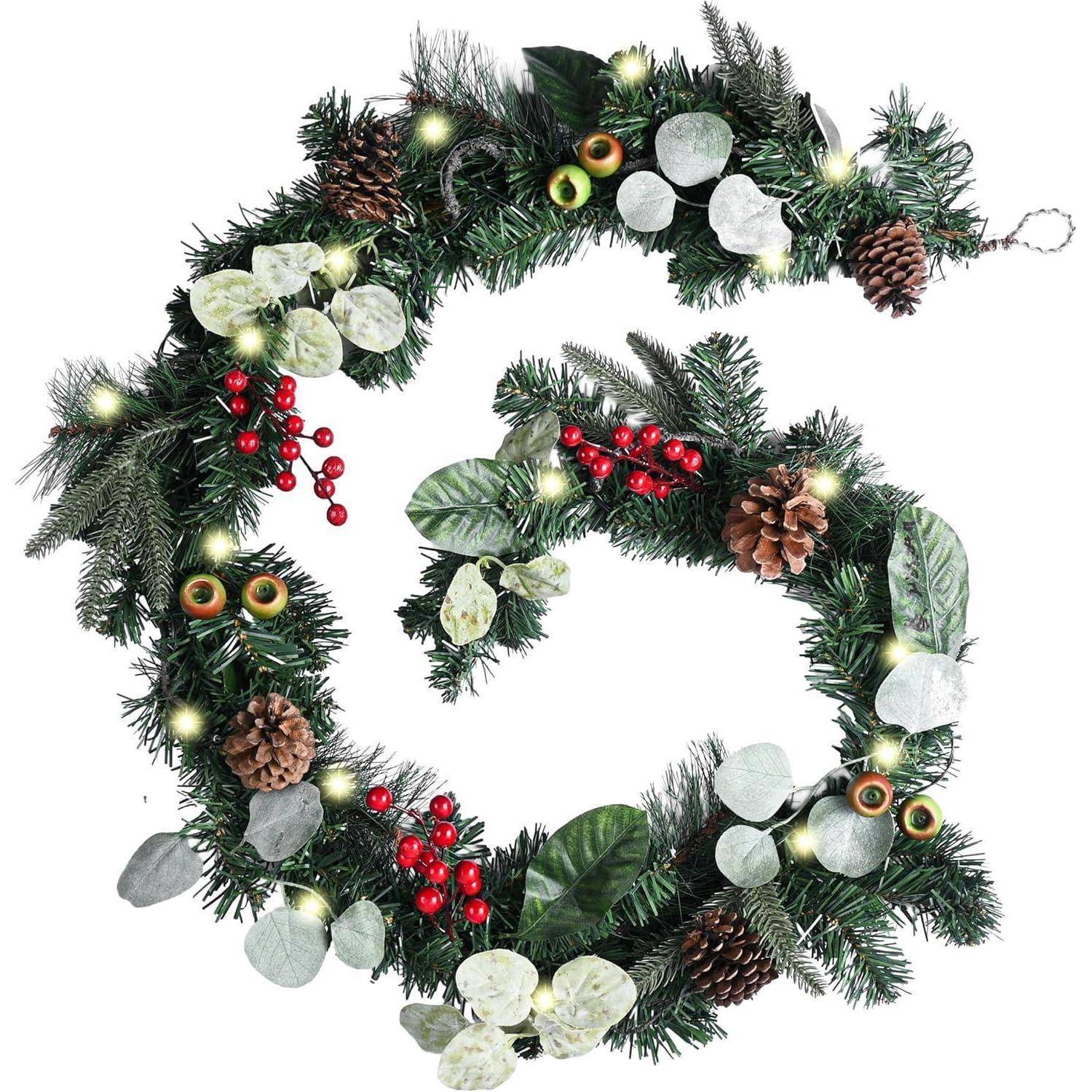 Ein festlicher Weihnachtskranz, geschmückt mit Tannenzapfen, roten Beeren, Eukalyptusblättern und kleinen Lichtern, in einer kreisförmigen Anordnung.