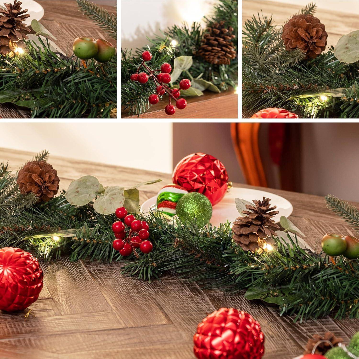 Ein festlicher Tischmittelpunkt mit Tannenzapfen, roten Weihnachtskugeln und Grünpflanzen, wobei weich glühende Lichter die Anordnung hervorheben.