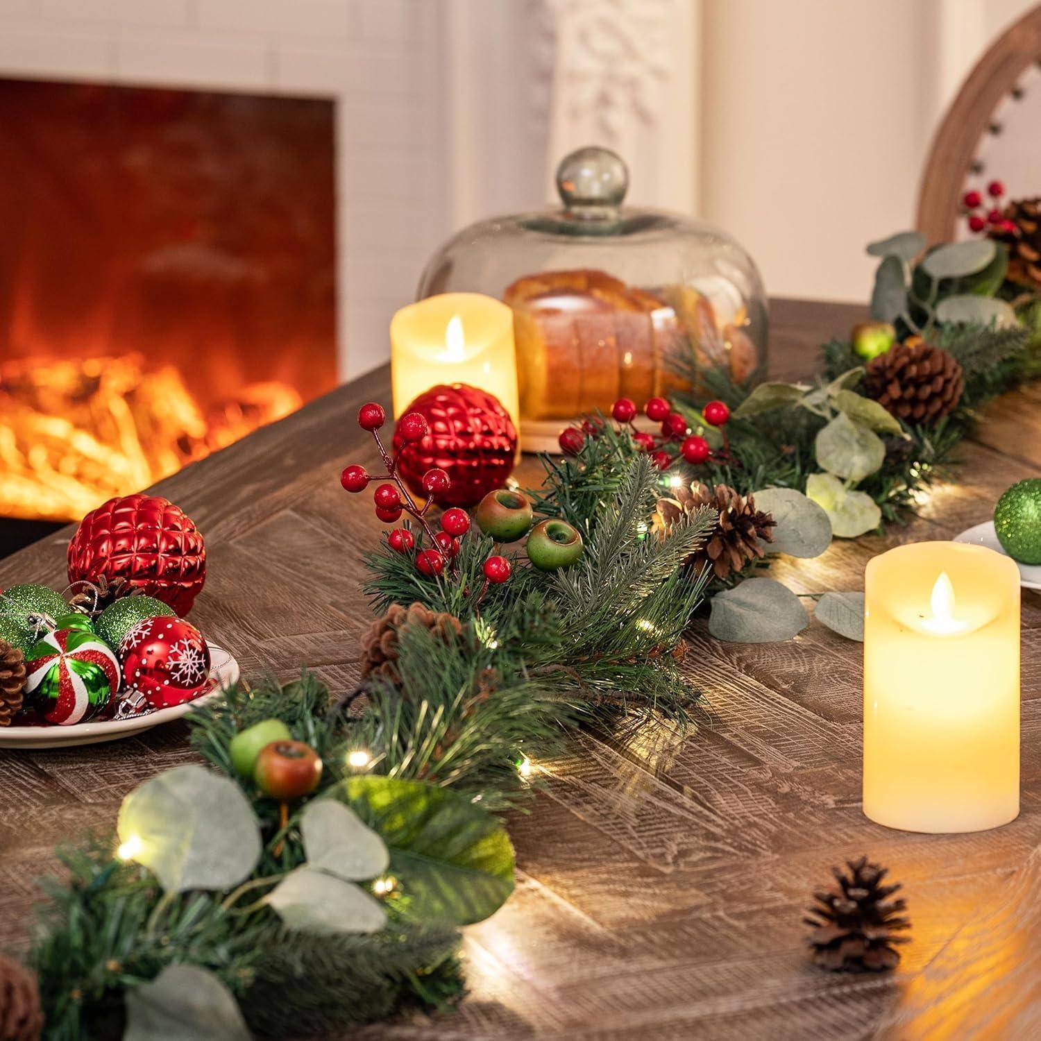 Eine festliche Weihnachtsgedeck mit Kerzen, roten Ornamenten, Tannenzapfen und Grünpflanzen, die eine warme, gemütliche Atmosphäre in der Nähe eines Kamins schaffen.