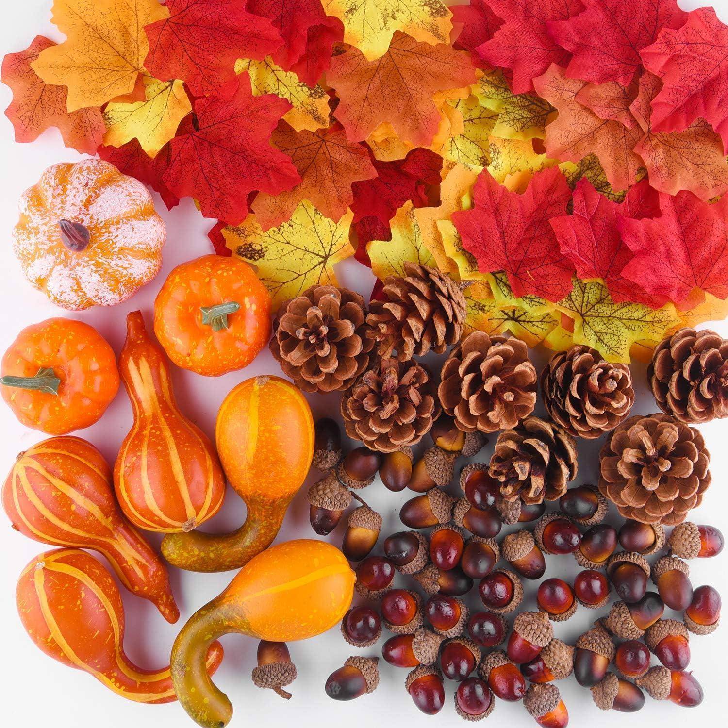 Herbstliche Anordnung mit bunten Blättern, kleinen Kürbissen, Zierkürbissen, Tannenzapfen und Eicheln, die eine saisonale Erntedekoration darstellt.