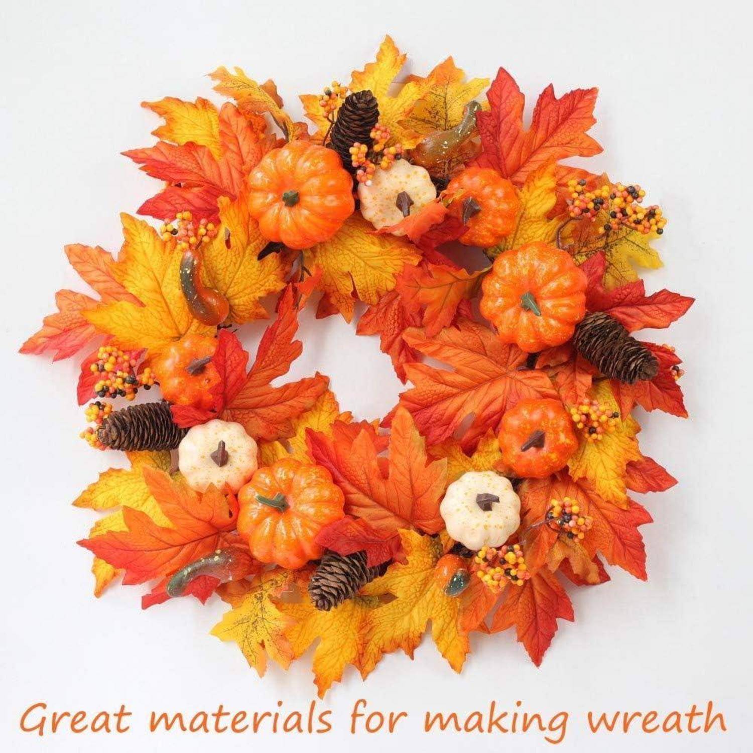 Ein Kranz aus orangefarbenen und gelben Herbstblättern, geschmückt mit kleinen Kürbissen, Tannenzapfen und Beeren. Text lautet: 