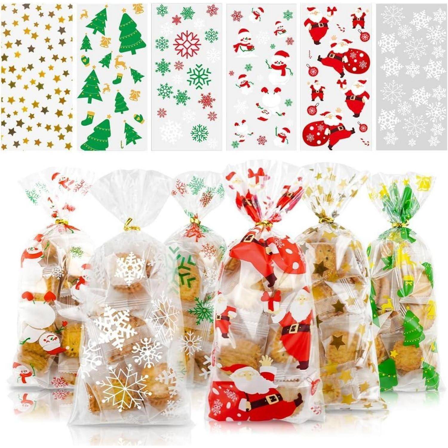 Geschenktüten mit festlichen Feiertagsmotiven, gefüllt mit Keksen. Die Designs umfassen Sterne, Bäume, Schneeflocken, Weihnachtsmann und Rentiere.