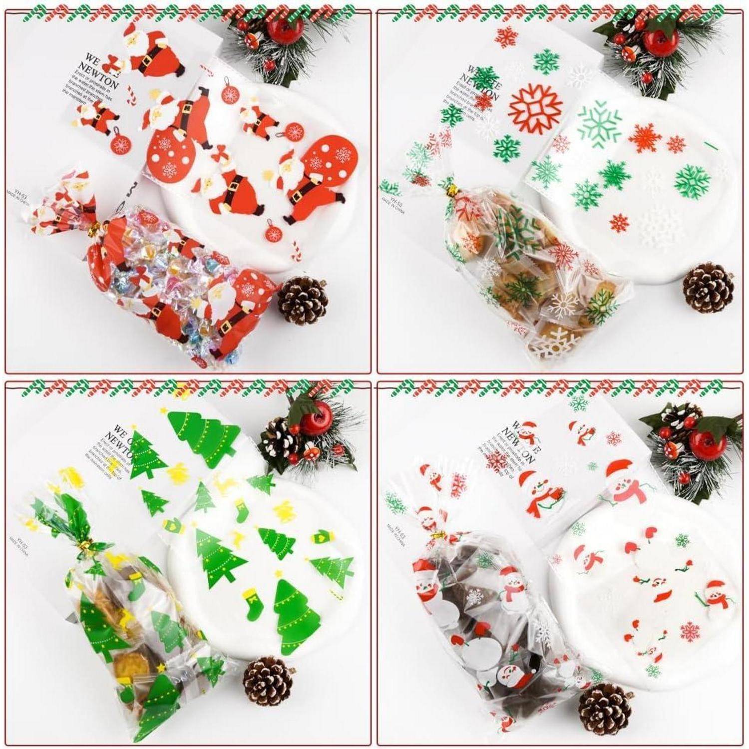 Vier Sätze von festlichen Geschenktüten und Tellern mit Weihnachtsmotiven, jeweils mit verschiedenen Designs: Weihnachtsmann, Schneeflocken, Bäume und Rentiere.