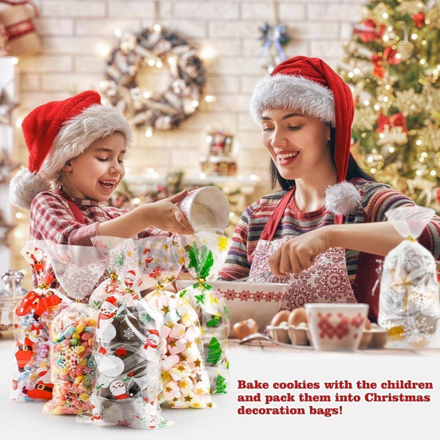 Eine Frau und ein Kind in Weihnachtsmützen backen Plätzchen in einer festlich geschmückten Küche. Text lautet: 
