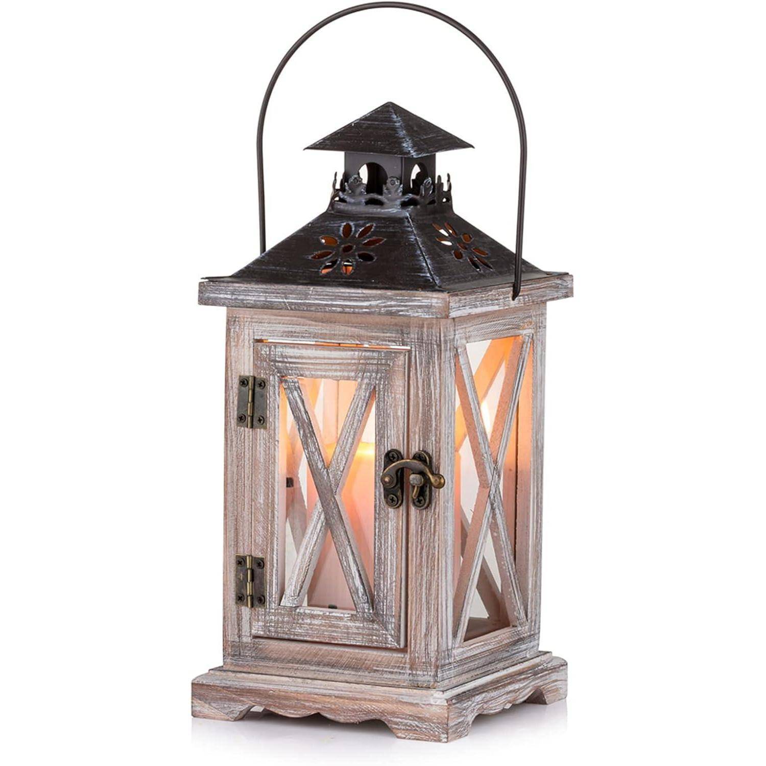 Eine Laterne aus Holz und Metall mit Glaspaneelen und dekorativen Ausschnitten, die sanft von einer brennenden Kerze im Inneren beleuchtet wird.
