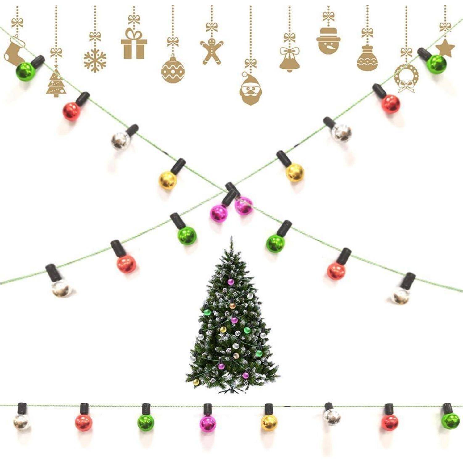 Ein grüner Weihnachtsbaum, geschmückt mit lila und silbernen Christbaumkugeln, umgeben von festlichen Lichtern und goldenen weihnachtlichen Symbolen darüber.