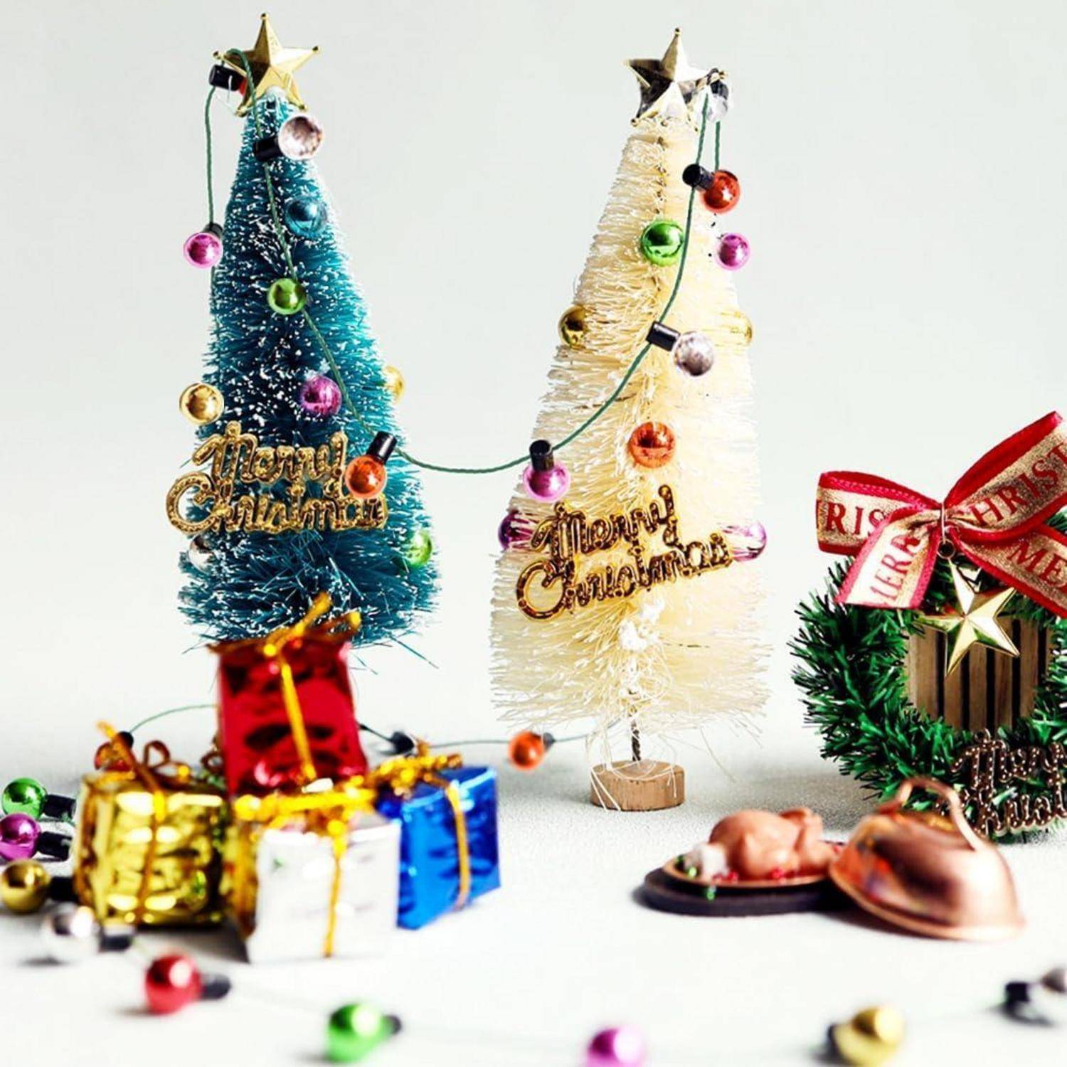 Zwei Miniatur-Weihnachtsbäume mit Dekorationen und 