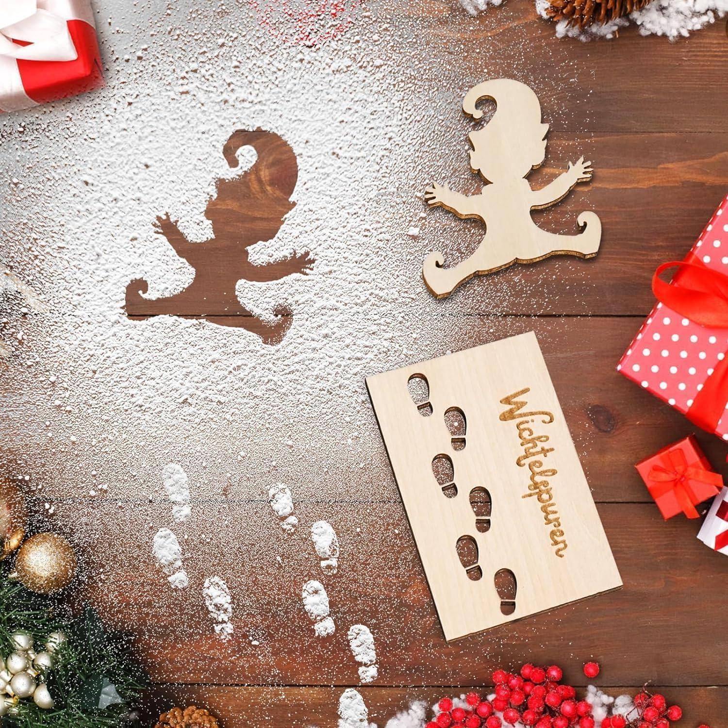 Weihnachtliche Szene mit einer Holzschablone eines laufenden Elfen, die verwendet wird, um Fußspuren mit Pulver auf einer Holzoberfläche zu erstellen, umgeben von Geschenken.
