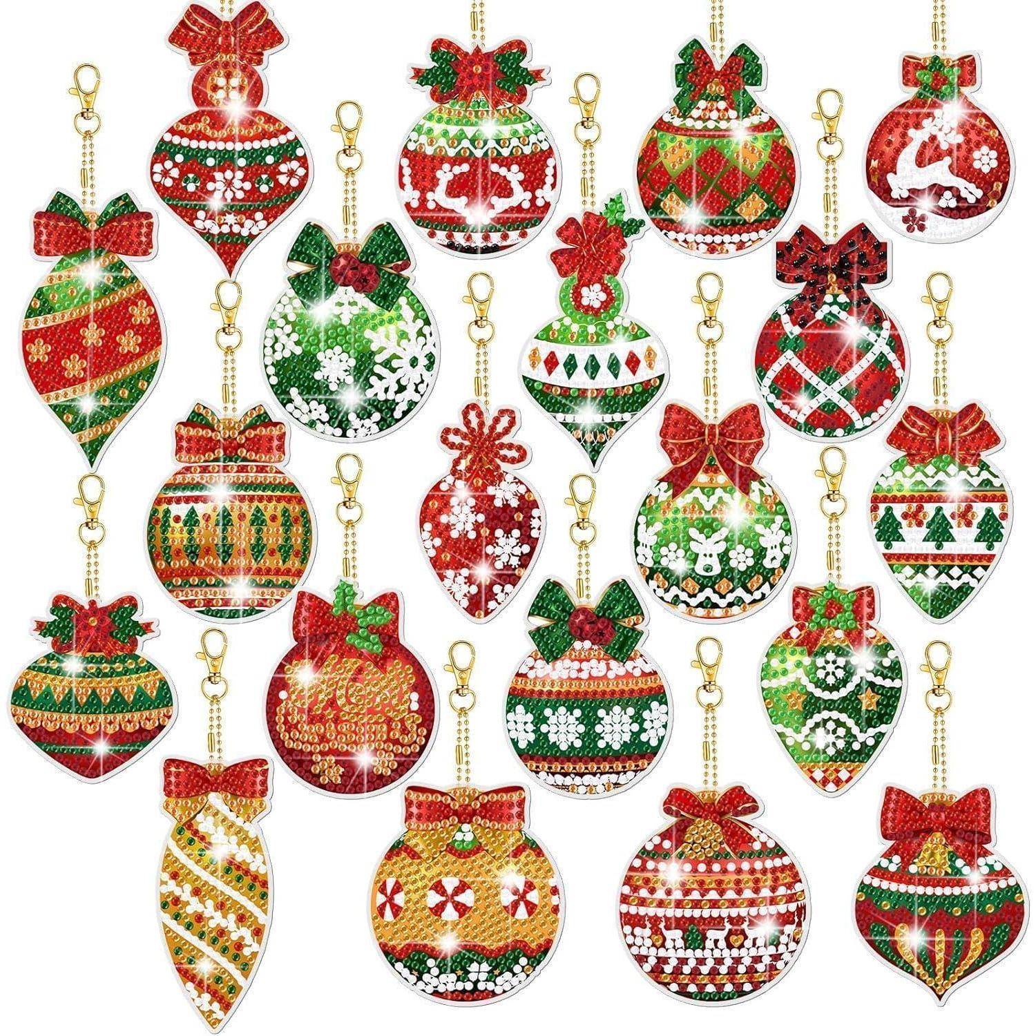 Eine Sammlung von 24 dekorativen Weihnachtsschmuck mit verschiedenen bunten Mustern, darunter Karomuster, Streifen und festliche Motive wie Rentiere.