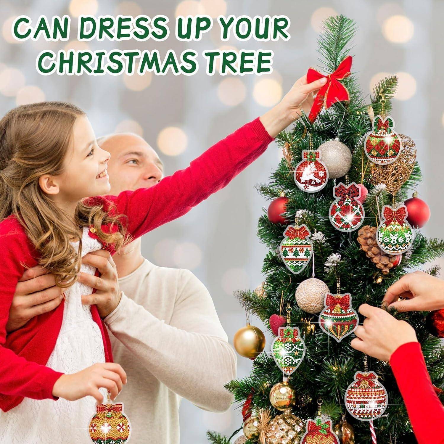 Eine Familie schmückt einen Weihnachtsbaum mit verschiedenen Christbaumkugeln. Text lautet: ‚Kann deinen Weihnachtsbaum festlich schmücken.