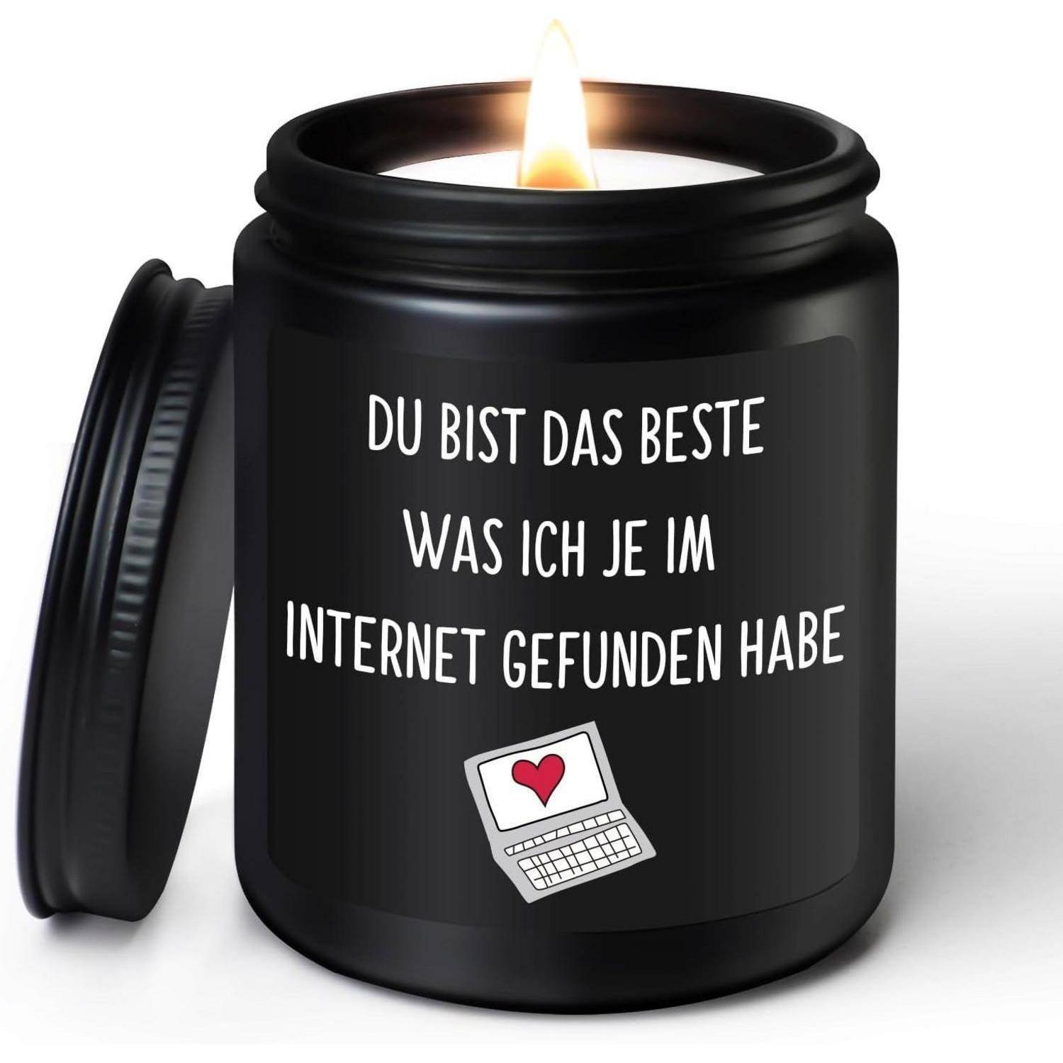 Eine brennende schwarze Kerze mit dem Text 'Du bist das Beste, was ich je im Internet gefunden habe' und einer Zeichnung eines Laptops mit einem Herz.