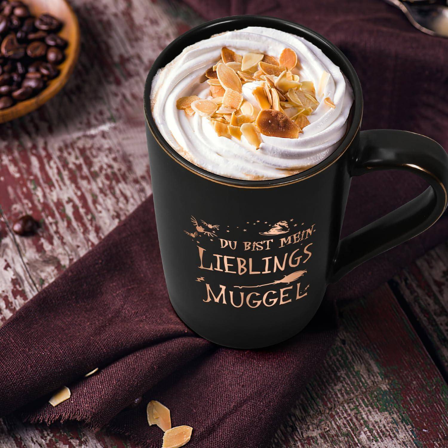 Eine schwarze Tasse mit Schlagsahne, die mit geschnittenen Mandeln garniert ist. Auf der Tasse steht 