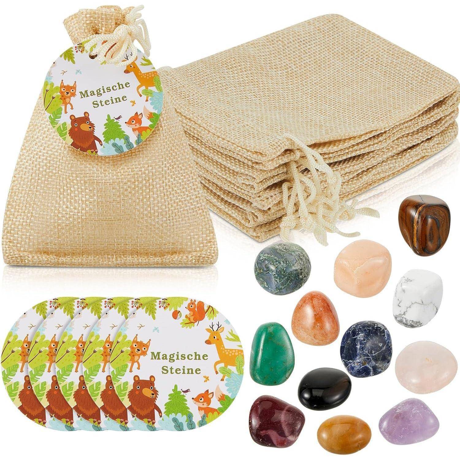 Eine Sammlung bunter Edelsteine und Geschenktäschchen mit der Aufschrift 'Magische Steine', versehen mit Tierillustrationen, die auf ein magisches Thema hindeuten.