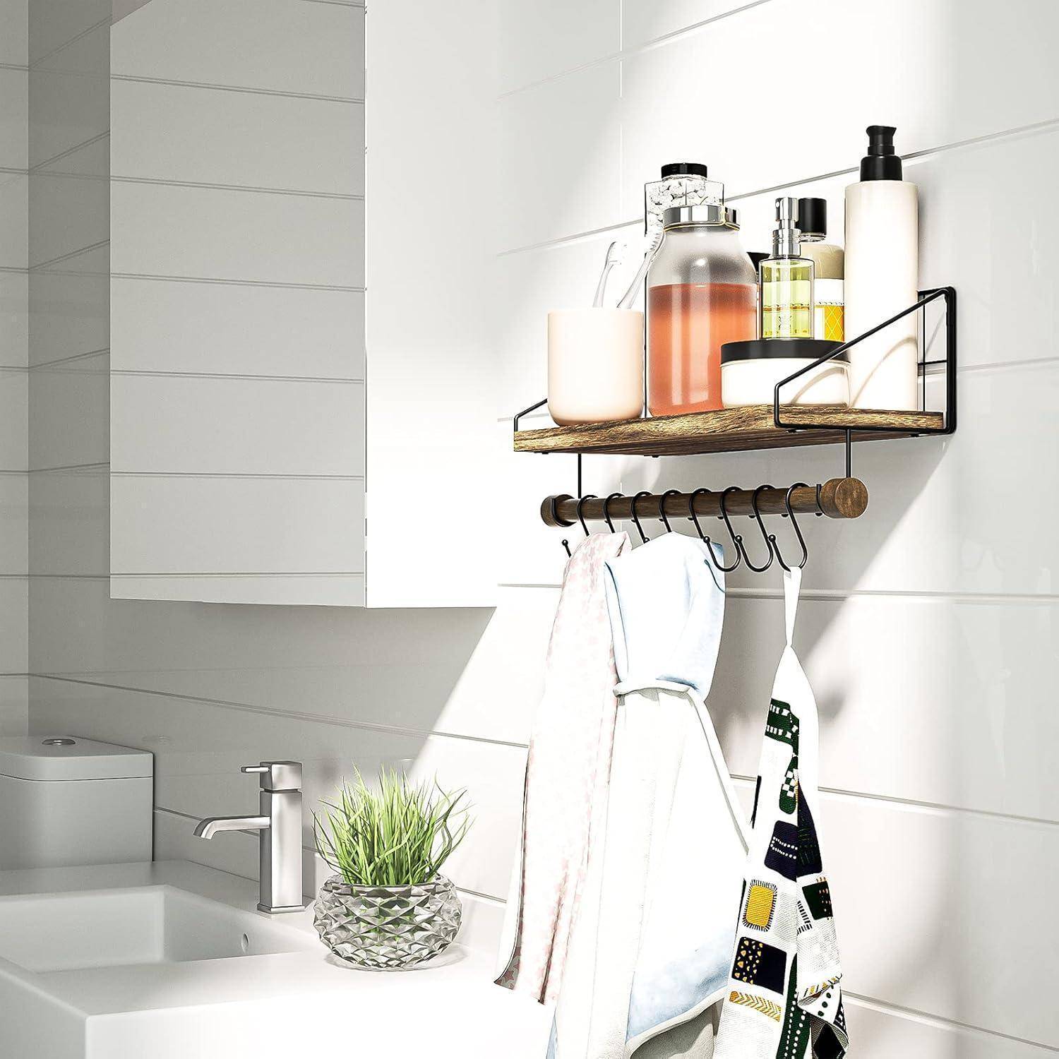 Ein heller Badezimmer zeigt ein Waschbecken mit einem silbernen Wasserhahn, einer Pflanze und Handtüchern, die unter einem Regal hängen, das mit Toilettenartikeln und Flaschen bestückt ist.