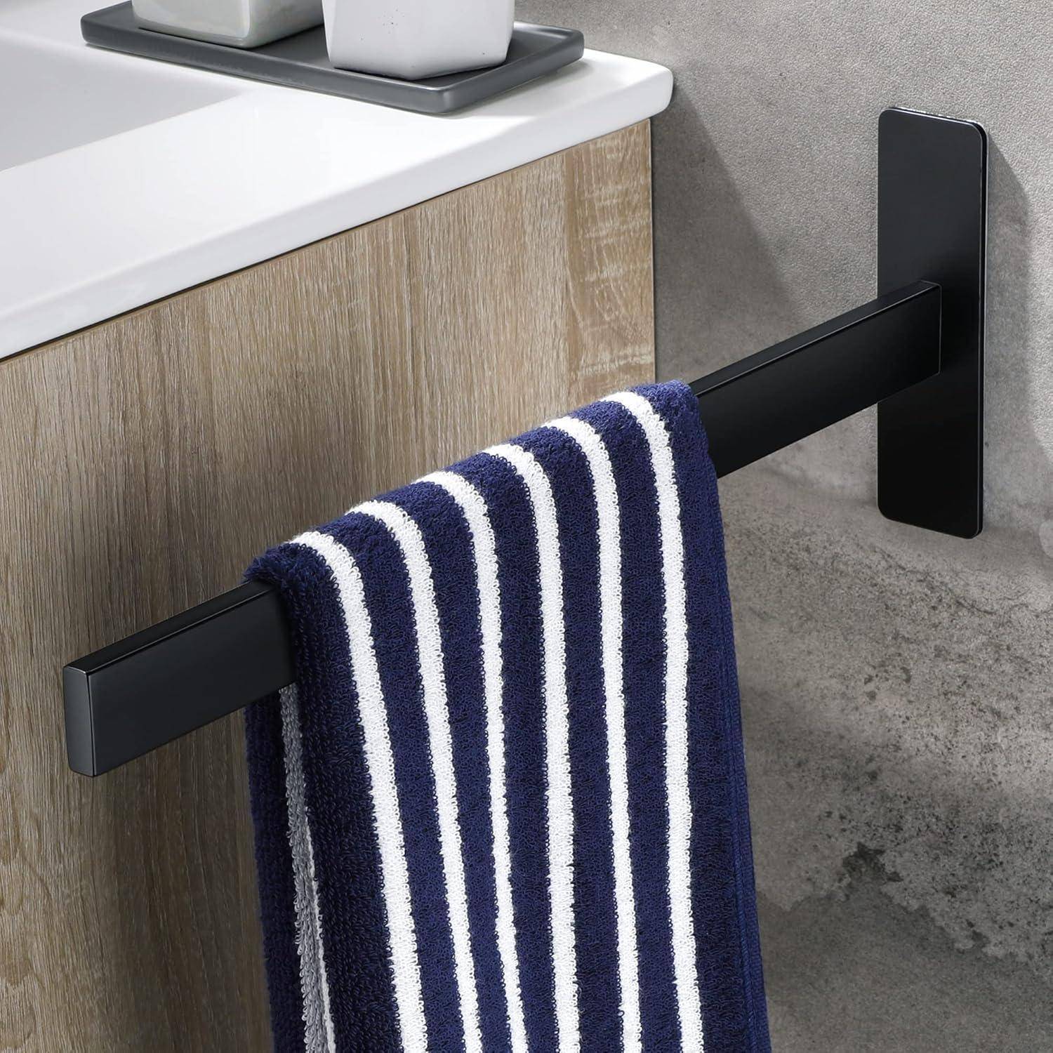 Eine schwarze Handtuchstange mit einem blau-weiß gestreiften Handtuch ist an einer hellen Holzvertäfelung neben einer grauen Badezimmerarbeitsplatte montiert.