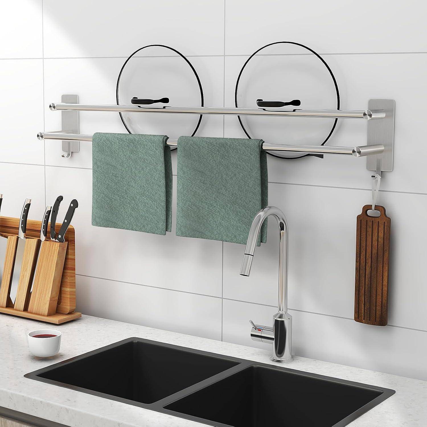 Eine moderne Küchenszene mit einem Messerblock, einem Schneidebrett und zwei petrolblauen Handtüchern, die an einem Ständer über einem Waschbecken mit flexiblem Wasserhahn hängen.