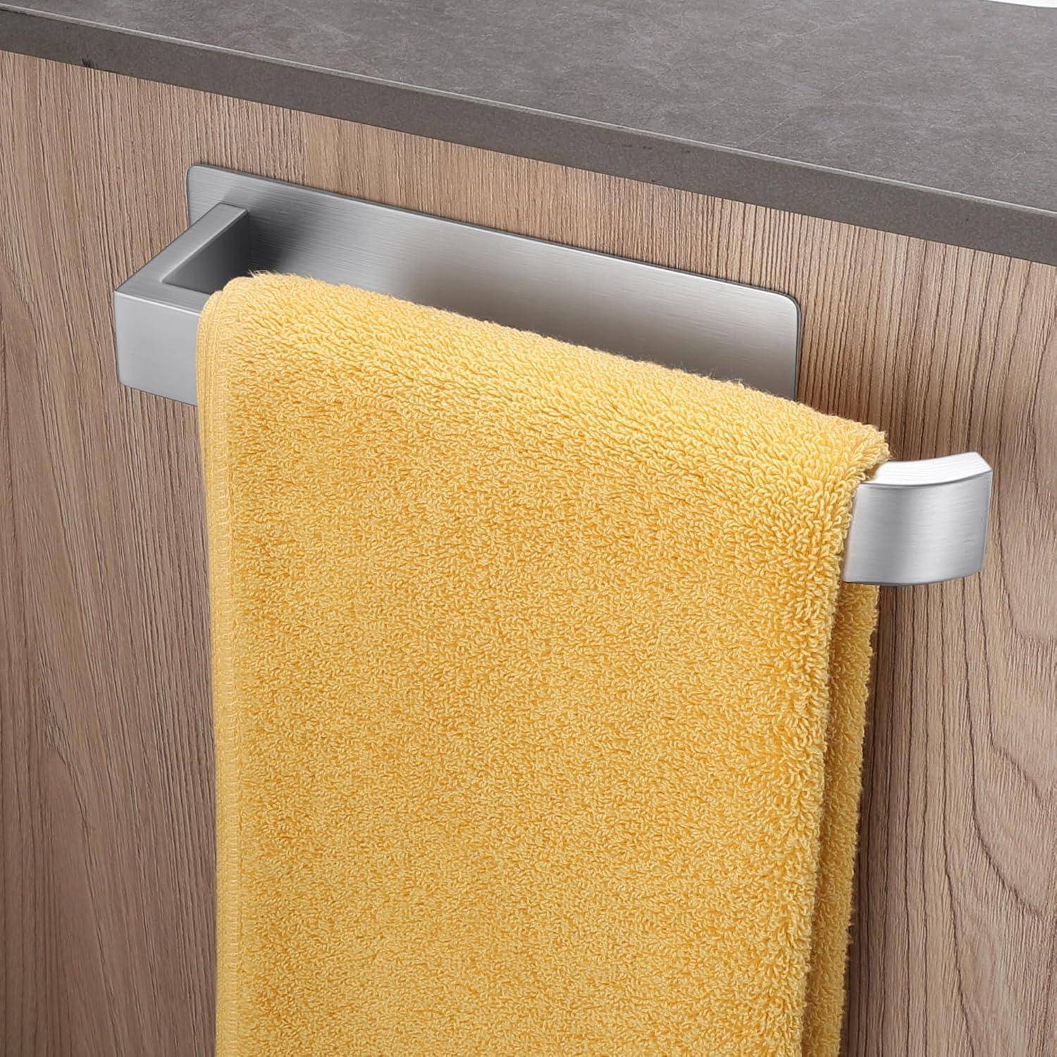 Ein gelbes Handtuch hängt von einem eleganten, modernen Handtuchhalter, der an einem Holzschrank unterhalb einer grauen Arbeitsplatte befestigt ist.