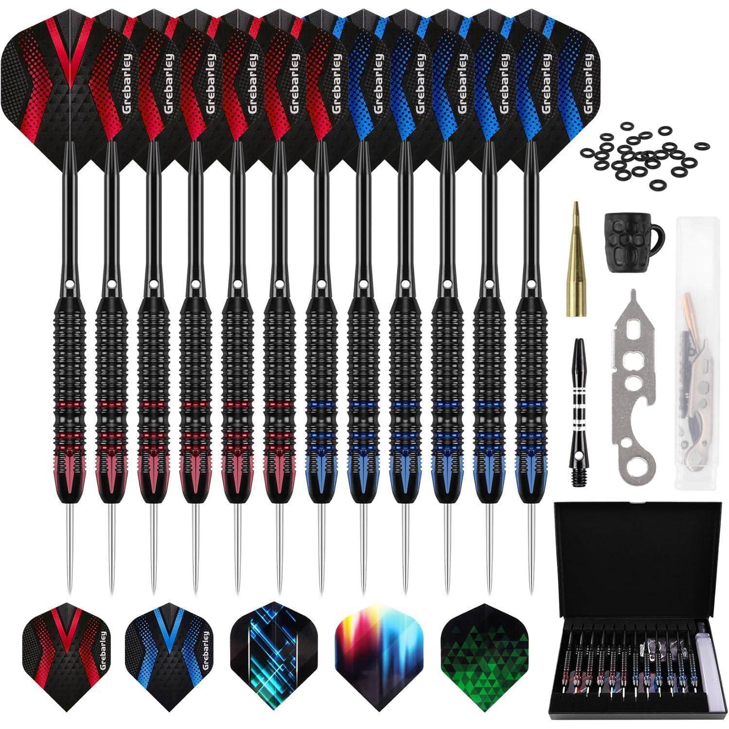 Ein Set aus 12 Metallpfeilen mit verschiedenfarbigen Flügeln, Ersatzflügeln, Spitzenschärfer, Schraubenschlüssel und Zubehör, das nebeneinander präsentiert wird.
