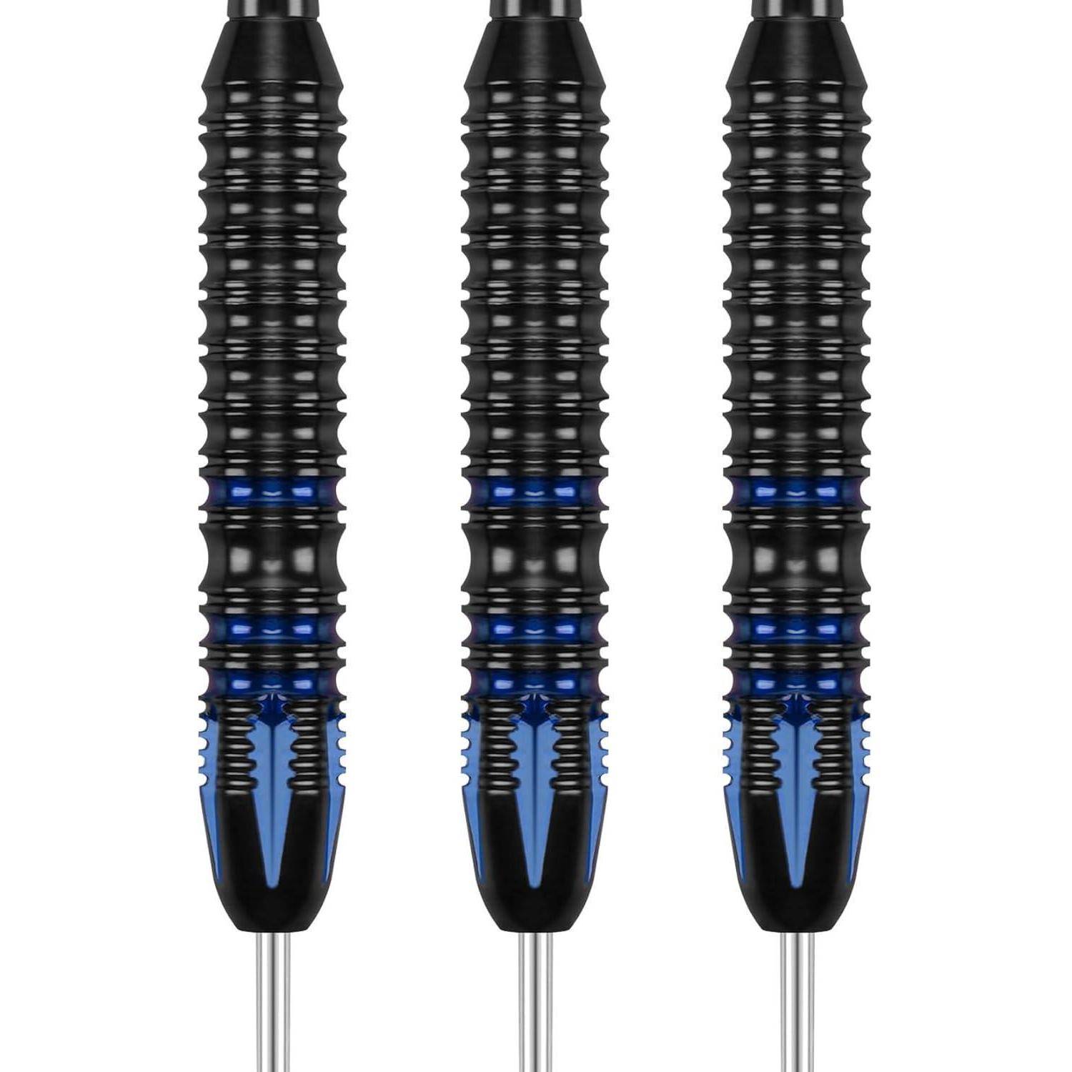 Satz von drei schwarzen Dartpfeilen mit blauen Akzenten, ausgestattet mit einem gerippten Griffdesign, vertikal ausgerichtet mit Metallspitzen nach unten zeigend.