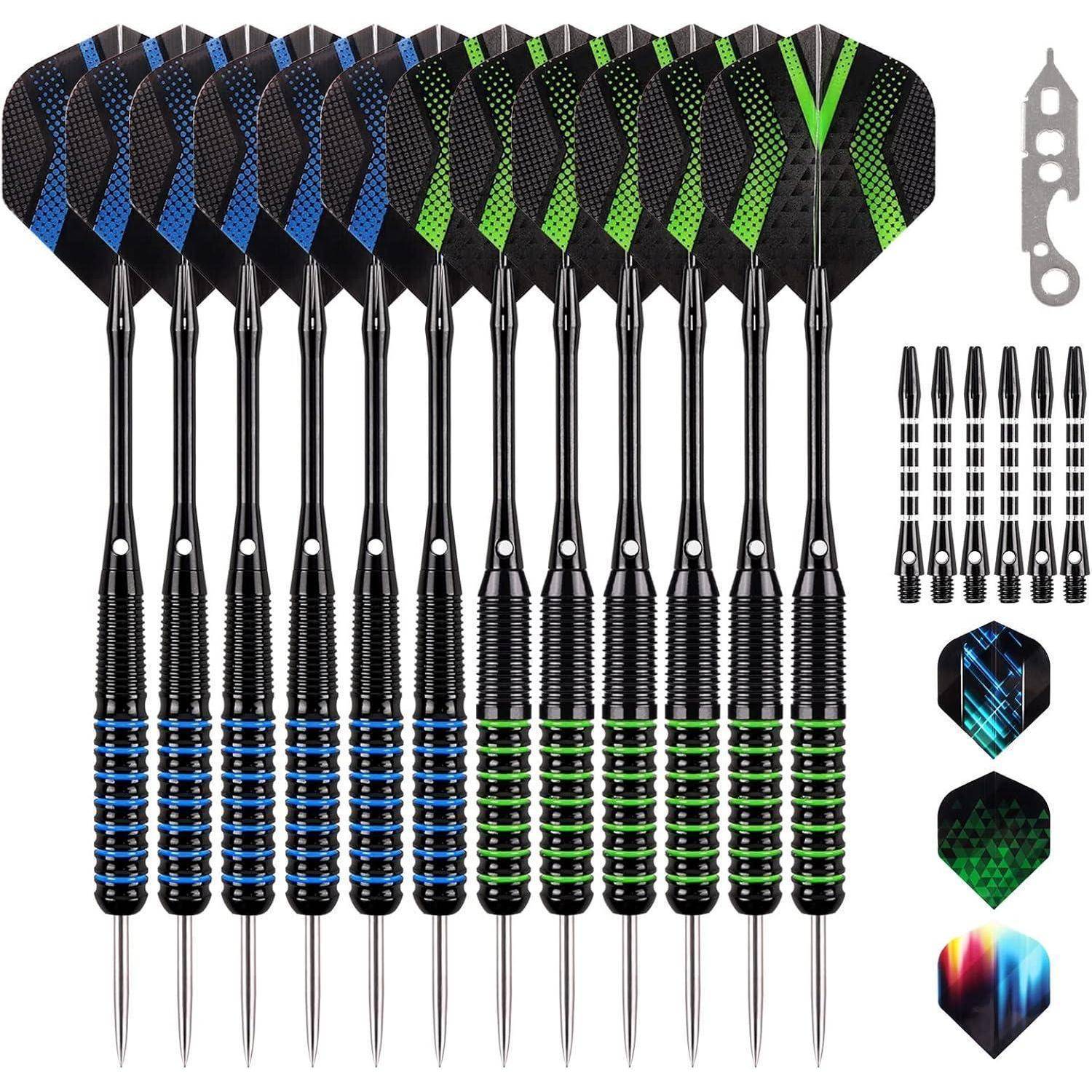 Ein Set aus 12 Dartpfeilen mit blau-grün gestreiften Schäften, verschiedenen Flugstilen und Ersatzspitzen. Inklusive eines Multitools für die Wartung.
