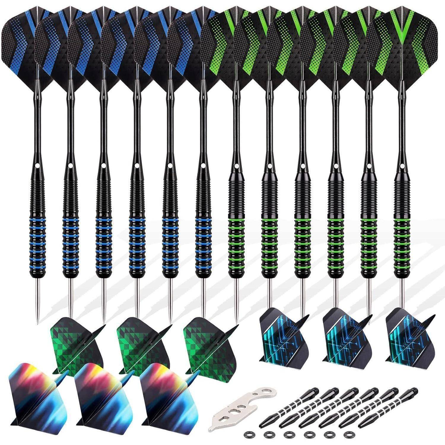 Zwölf Dartpfeile mit schwarzen Schäften, versehen mit blauen und grünen Flügeln, in zwei Reihen angeordnet. Enthält Ersatzflügel, Schaftteile und ein Werkzeug.