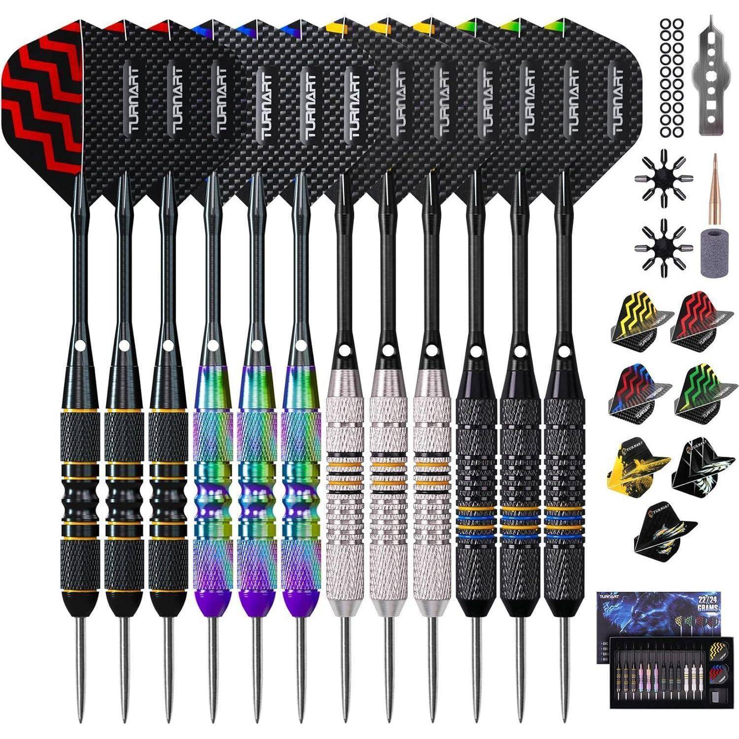 Ein Set von zwölf Dartpfeilen mit unterschiedlichen Designs und Mustern, zusammen mit Zubehör wie Flights, Werkzeugen und einem Dartkoffer, ordentlich arrangiert.