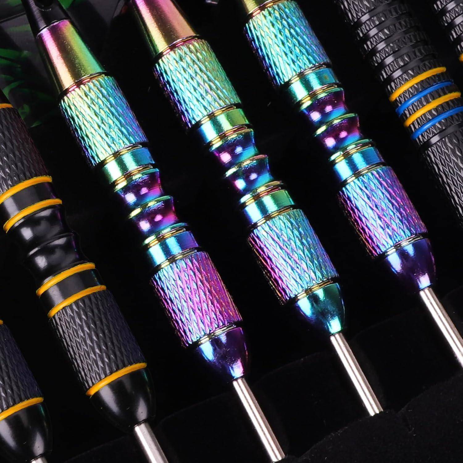 Bunte metallische Pfeile mit strukturierten Griffen, in einer Reihe angeordnet, präsentieren leuchtende Farbtöne und komplexe Designs vor einem dunklen Hintergrund.