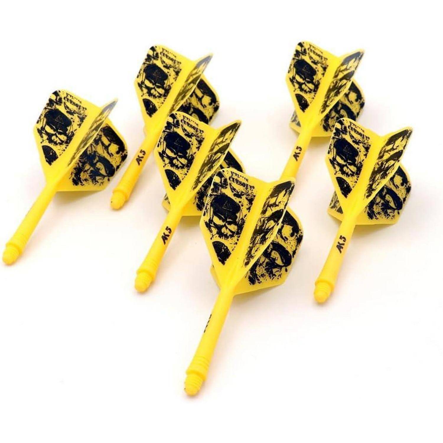 Fünf gelbe Dartpfeilflügel mit schwarzen Schädeldesigns sind in einer Fächerform angeordnet.