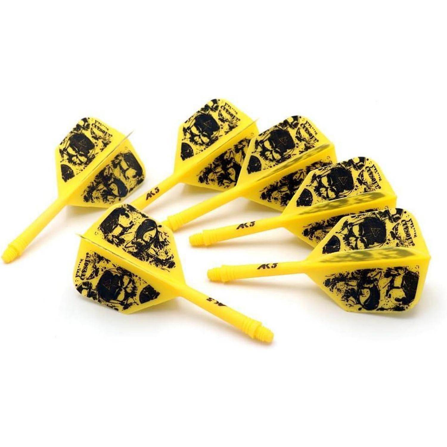 Sechs gelbe Dartpfeilflügel mit schwarzen Schädeldesigns sind vor einem weißen Hintergrund angeordnet.