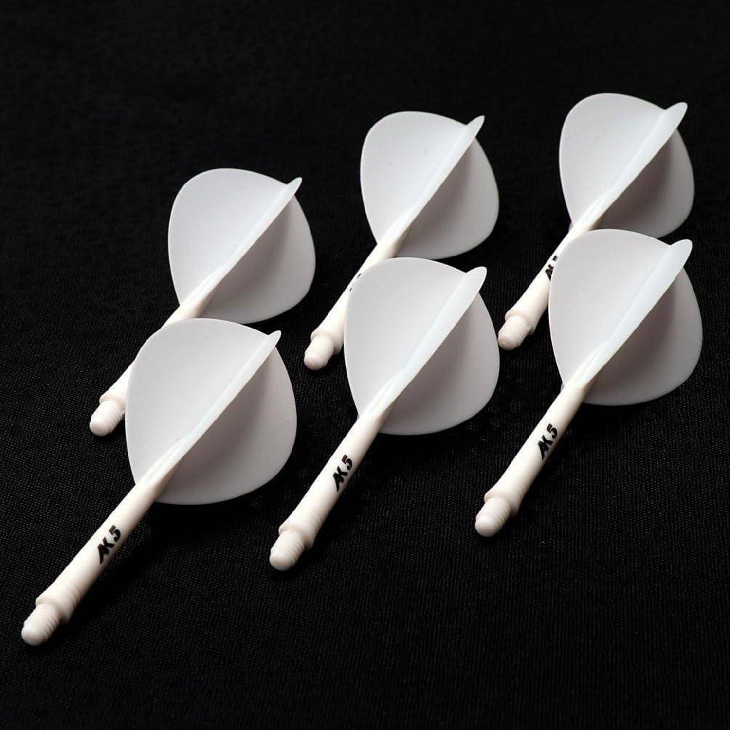Sechs weiße Dartflights, die in ordentlichen Reihen auf einem schwarzen Hintergrund angeordnet sind. Jeder Flight hat einen kurzen Schaft, der mit 