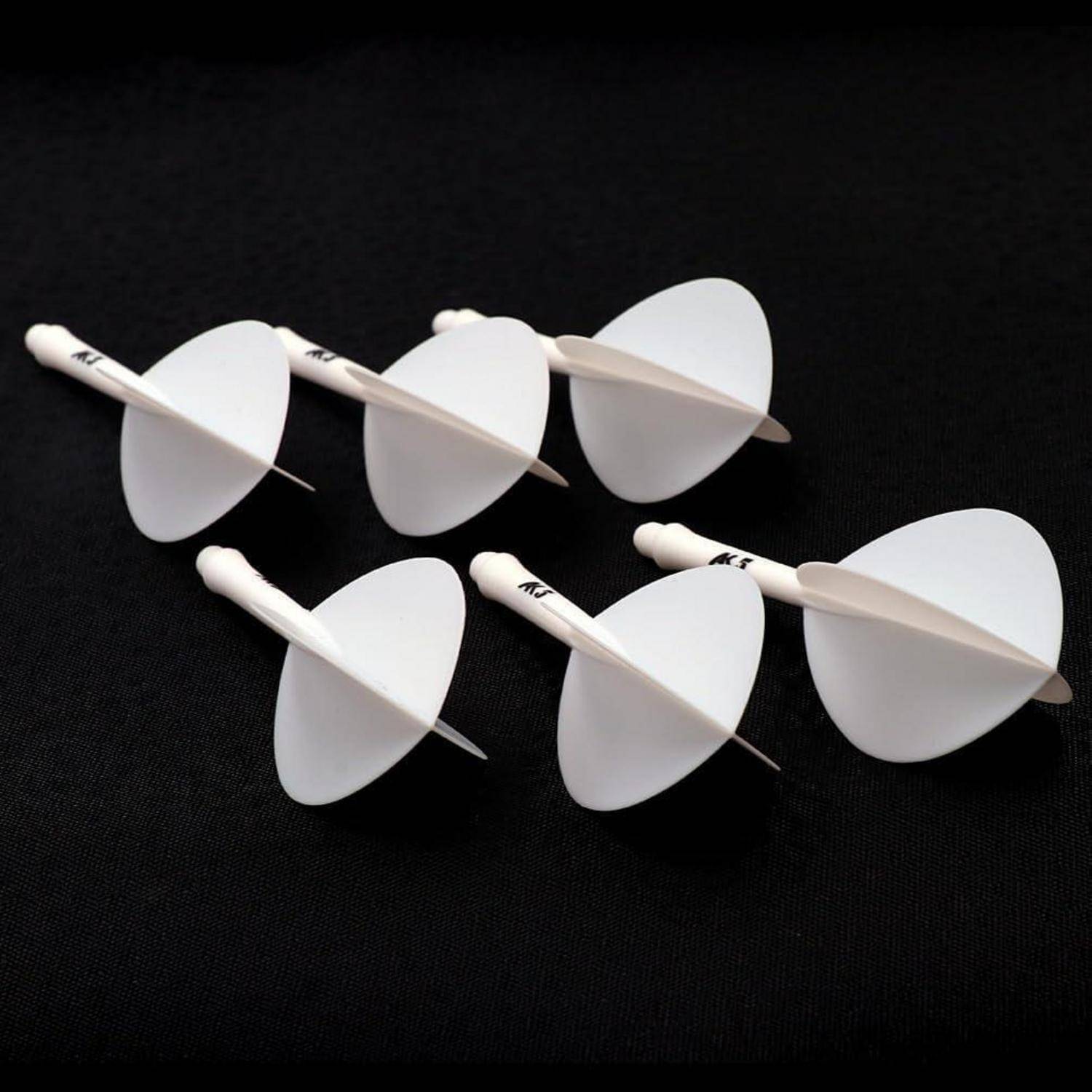 Plastikpfeile mit weißen Flights, die auf einer schwarzen Oberfläche angeordnet sind und ihr symmetrisches Design präsentieren.