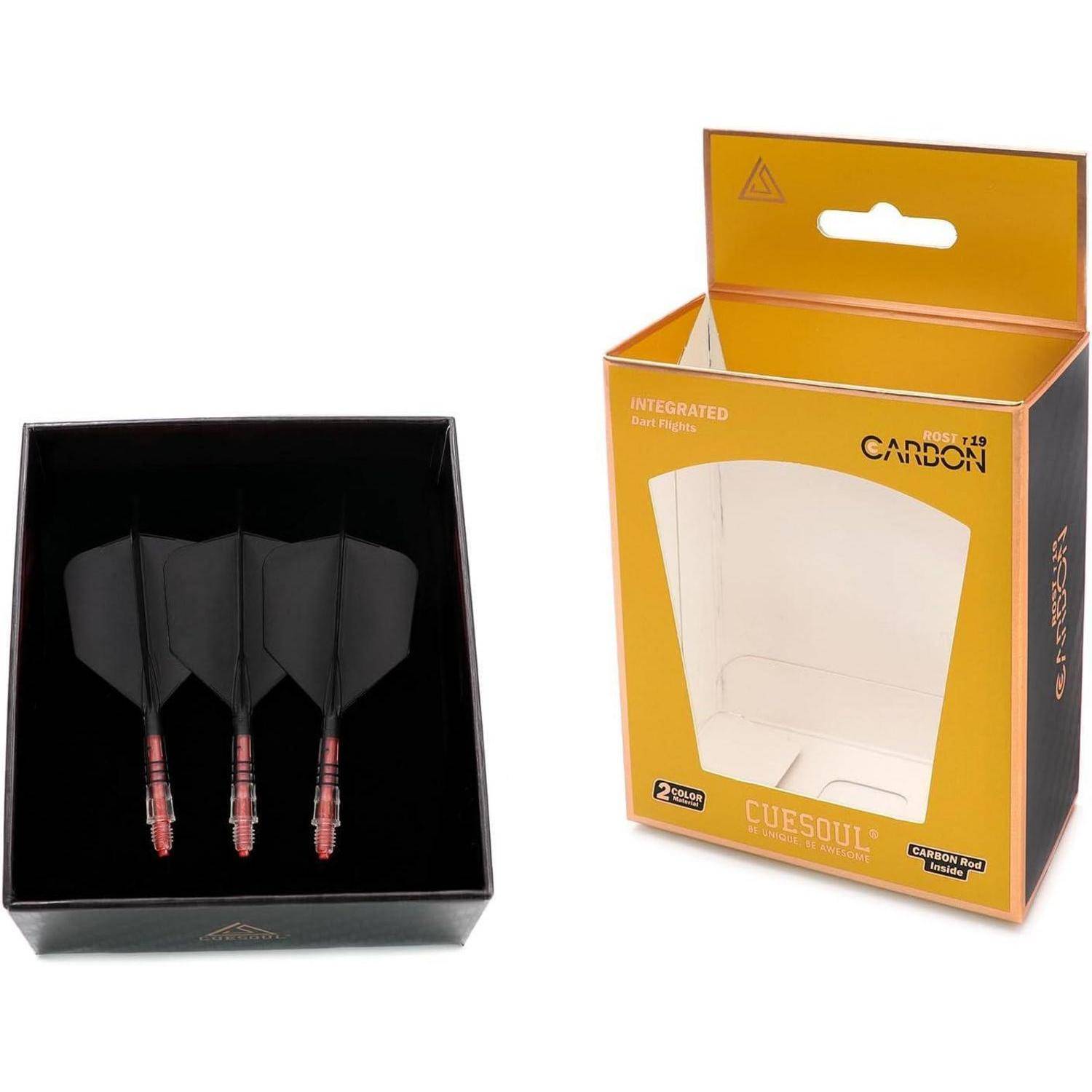 Ein Set aus drei schwarzen Dartpfeilen mit orangefarbenen Akzenten in einer offenen schwarzen Box neben einer leeren gelben CUESOUL-Verpackungsschachtel.