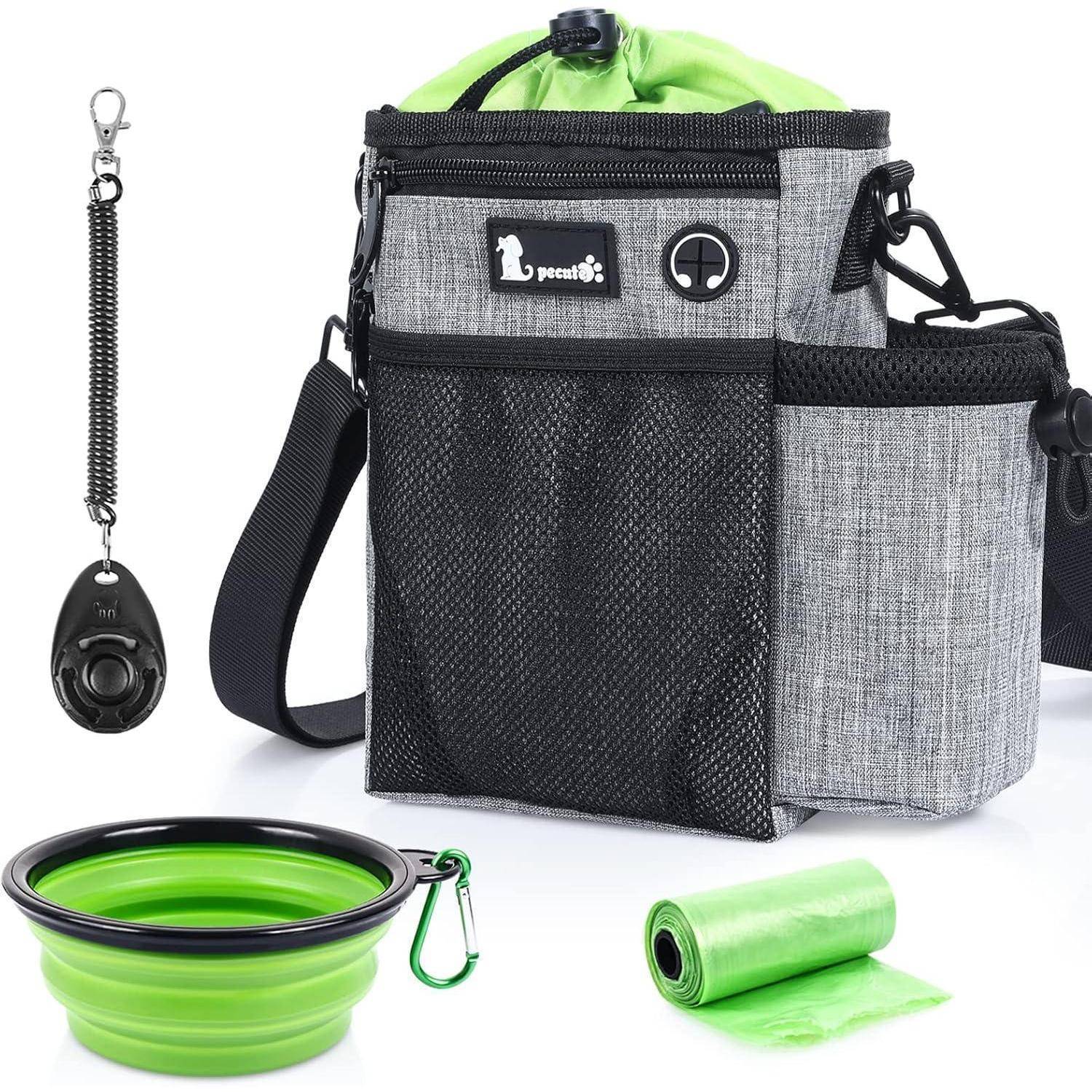 Haustierbehörenzubehör-Set mit einer grauen Tasche mit mehreren Taschen, zusammenklappbarer grüner Schüssel, Kotbeuteln und einem Klicker. Ideal für Spaziergänge.