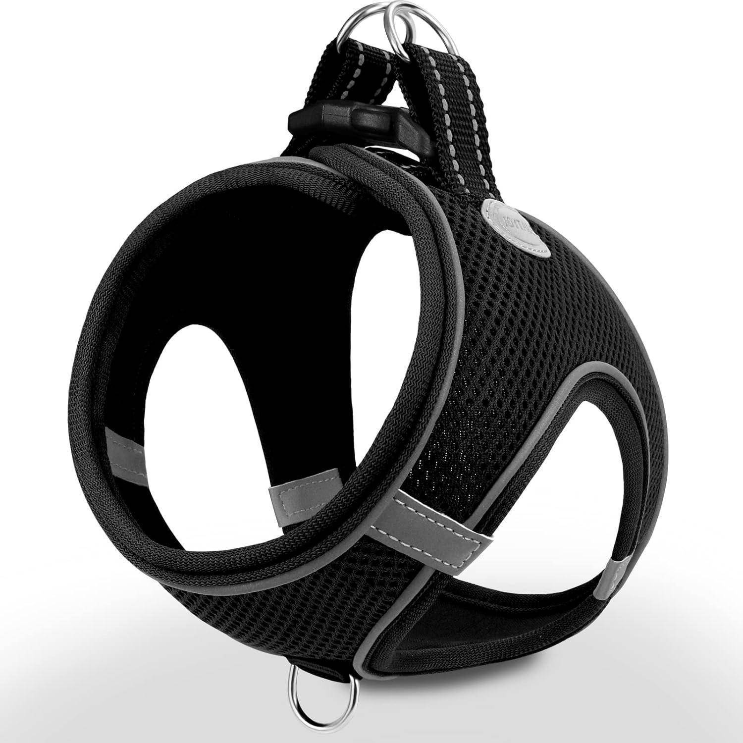 Ein schwarzes Mesh-Hundegeschirr mit reflektierendem grauem Besatz, ausgestattet mit einem robusten Griff und einem Metallring zum Anbringen der Leine.