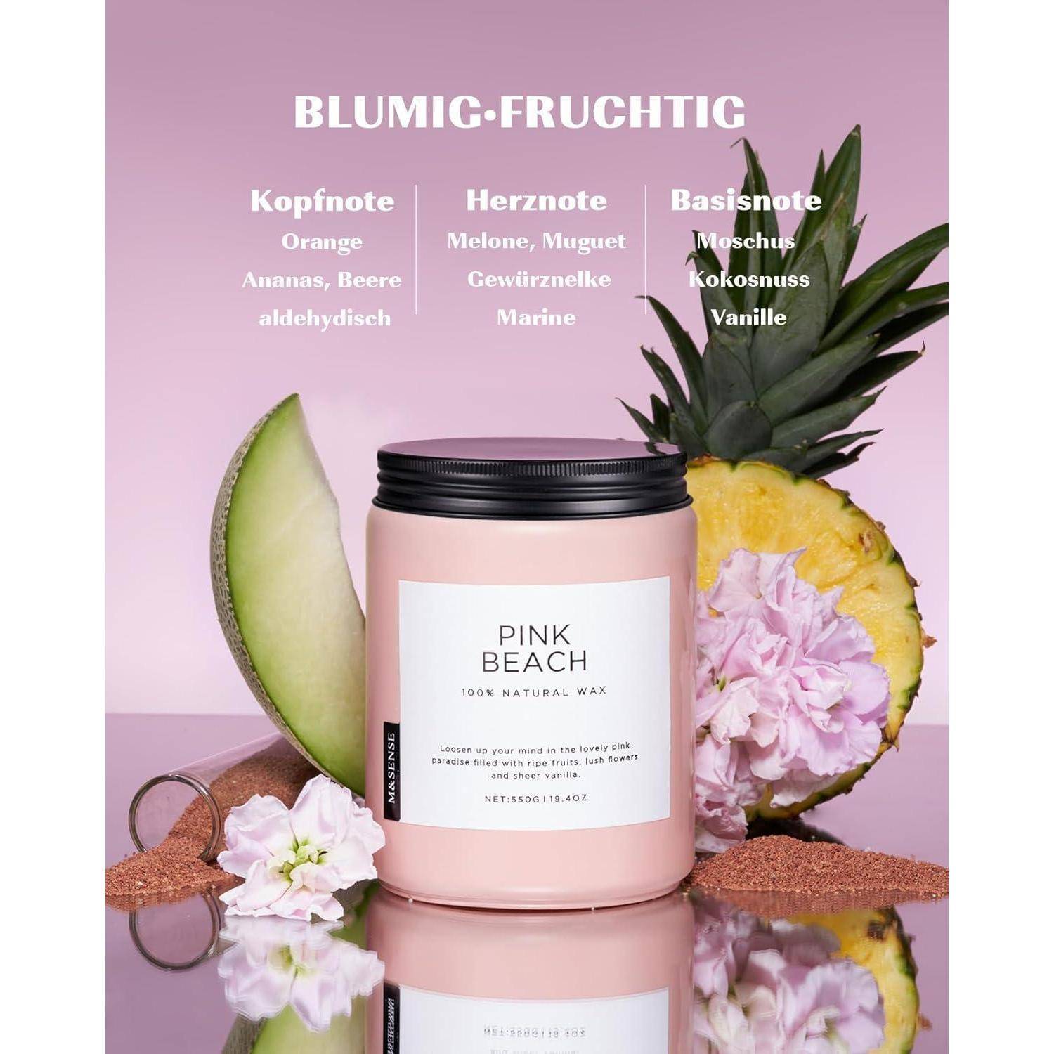Pink Beach' Duftkerze mit blumig-fruchtigen Noten: Kopfnoten von Orange und Beeren, Herznoten von Melone, Basisnoten von Vanille. Ananas- und Melonenscheiben liegen neben der Kerze.