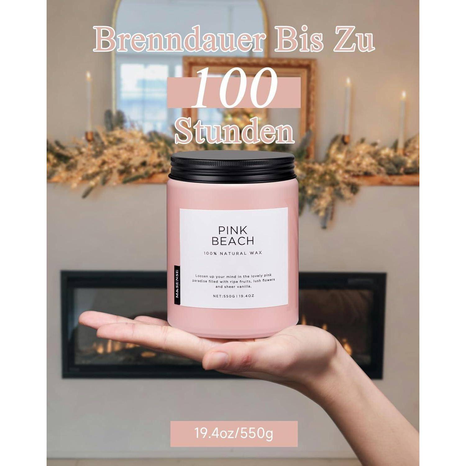 Eine Hand hält eine 'Pink Beach' Kerze, darüber ist Text zu sehen, der 'Brenndauer Bis Zu 100 Stunden' liest, vor einem Hintergrund mit Feiertagsdekoration.