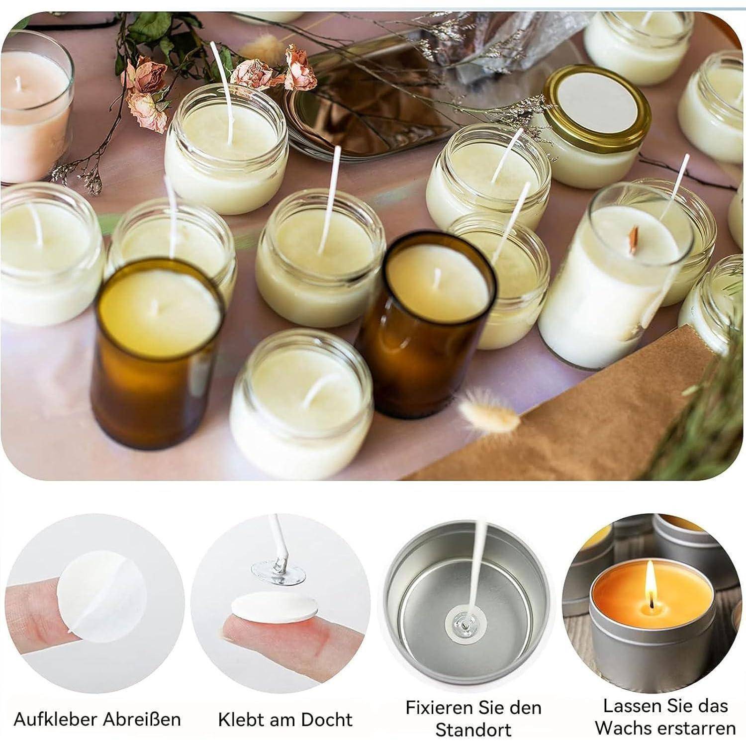 Verschiedene Kerzen in Gläsern auf einem Tisch. Darunter vier Schritt-für-Schritt-Bilder, die die Kerzenherstellung zeigen: Entfernen des Klebstoffs, Befestigen des Dochts, Positionieren und Aushärten des Wachses.