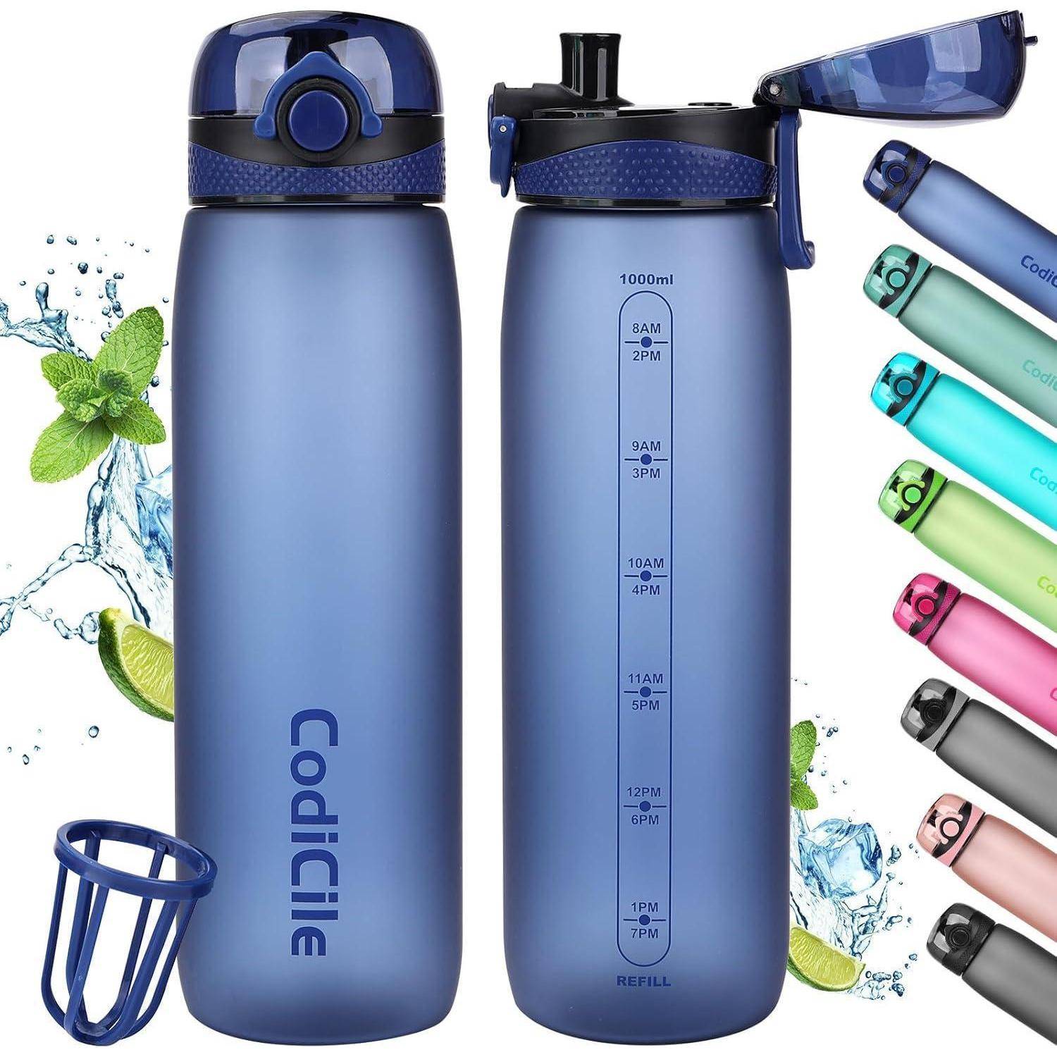 Zwei blaue Wasserflasche mit Klappdeckeln, Zeitmarkierungen und einem motivierenden Text: 