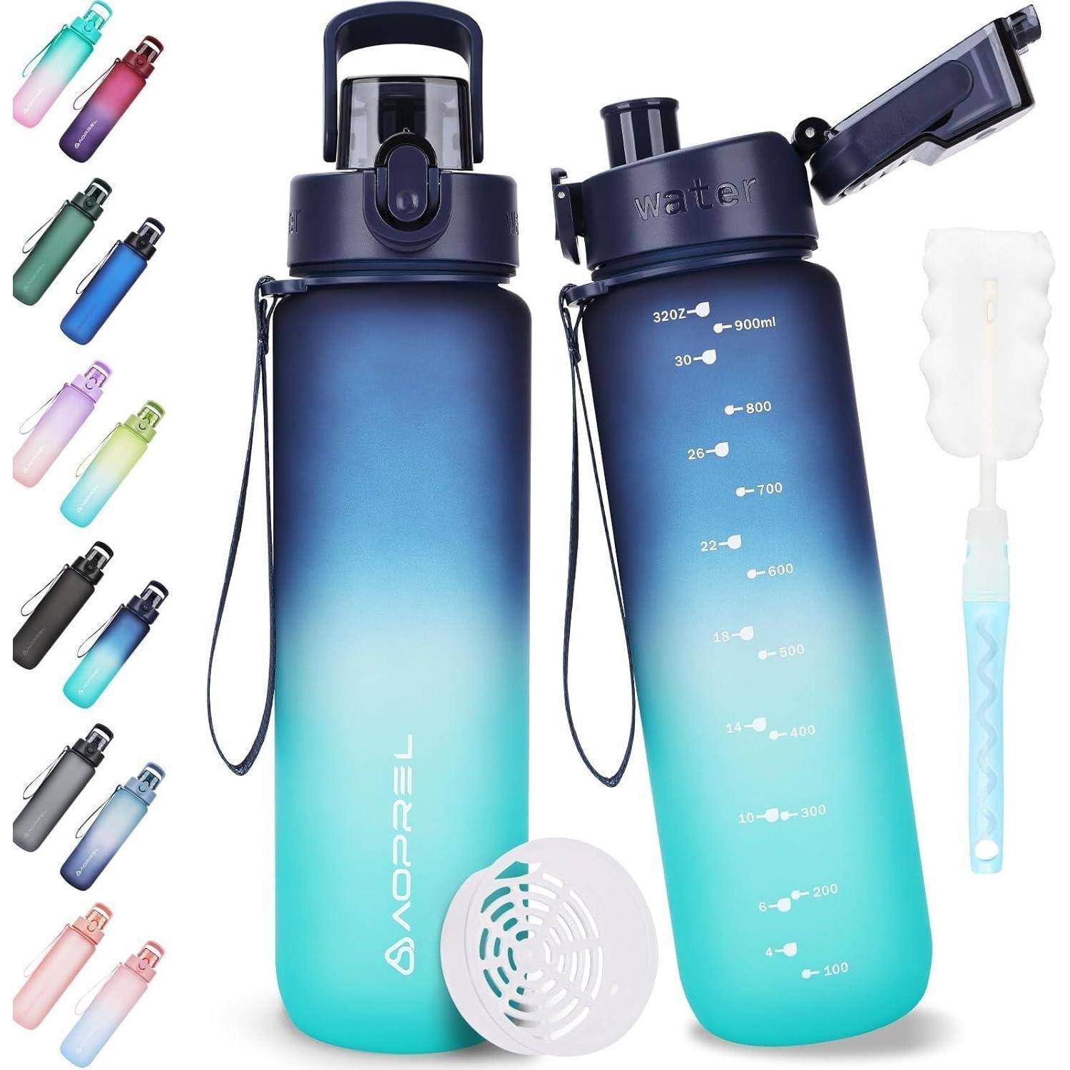 Zwei blaue Wasserflaschen mit Farbverlauf und Zeitmarkierungen, auf deren Deckel 'Wasser' geschrieben steht. Geliefert mit einem Strohhalm, Reinigungsbürste und Farbauswahl.