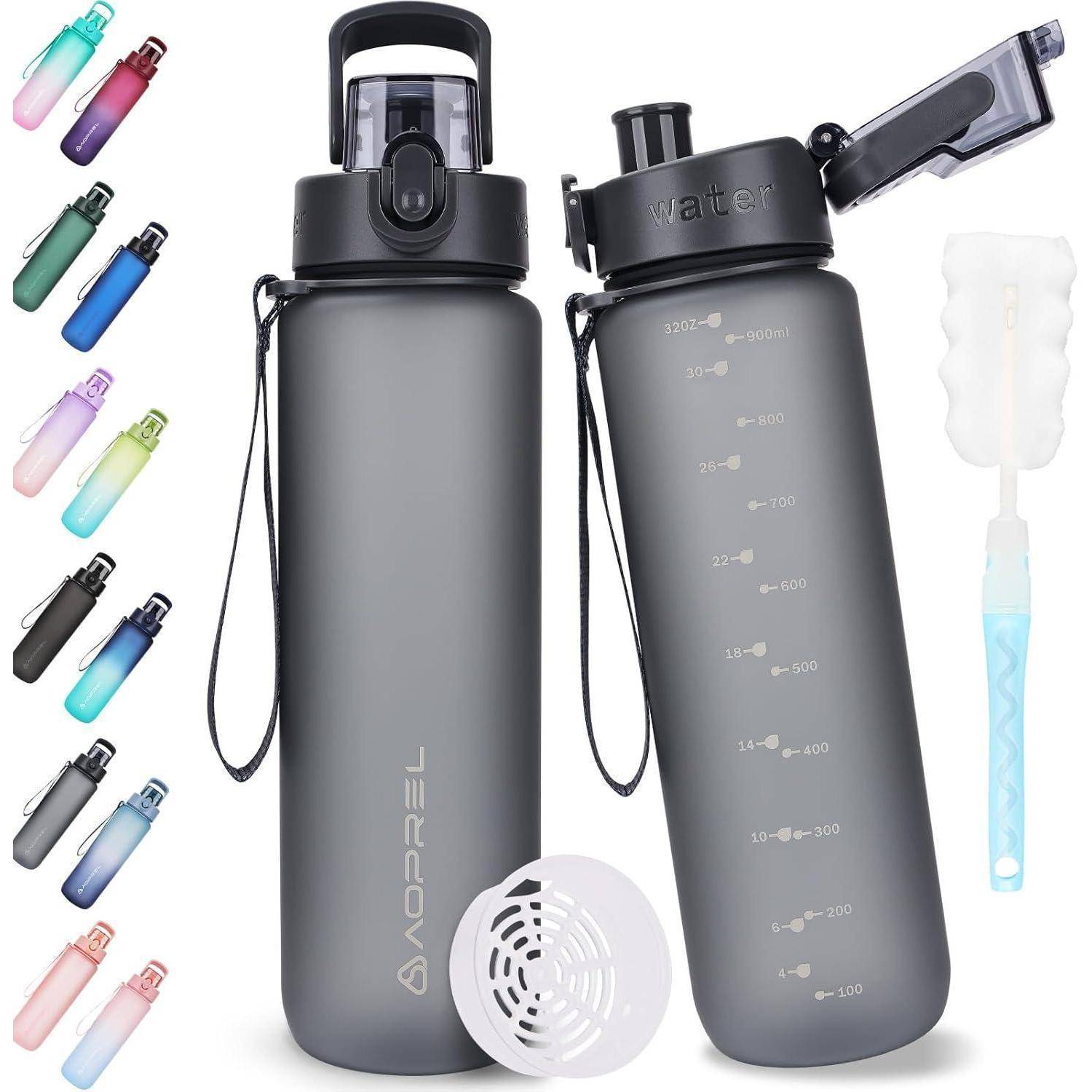 Zwei graue Wasserflaschen mit der Markenaufschrift 'AQDREL', die Zeitmarkierungen zeigen, eine mit geöffnetem Deckel. Das Bild umfasst Farboptionen und eine Reinigungsbürste.