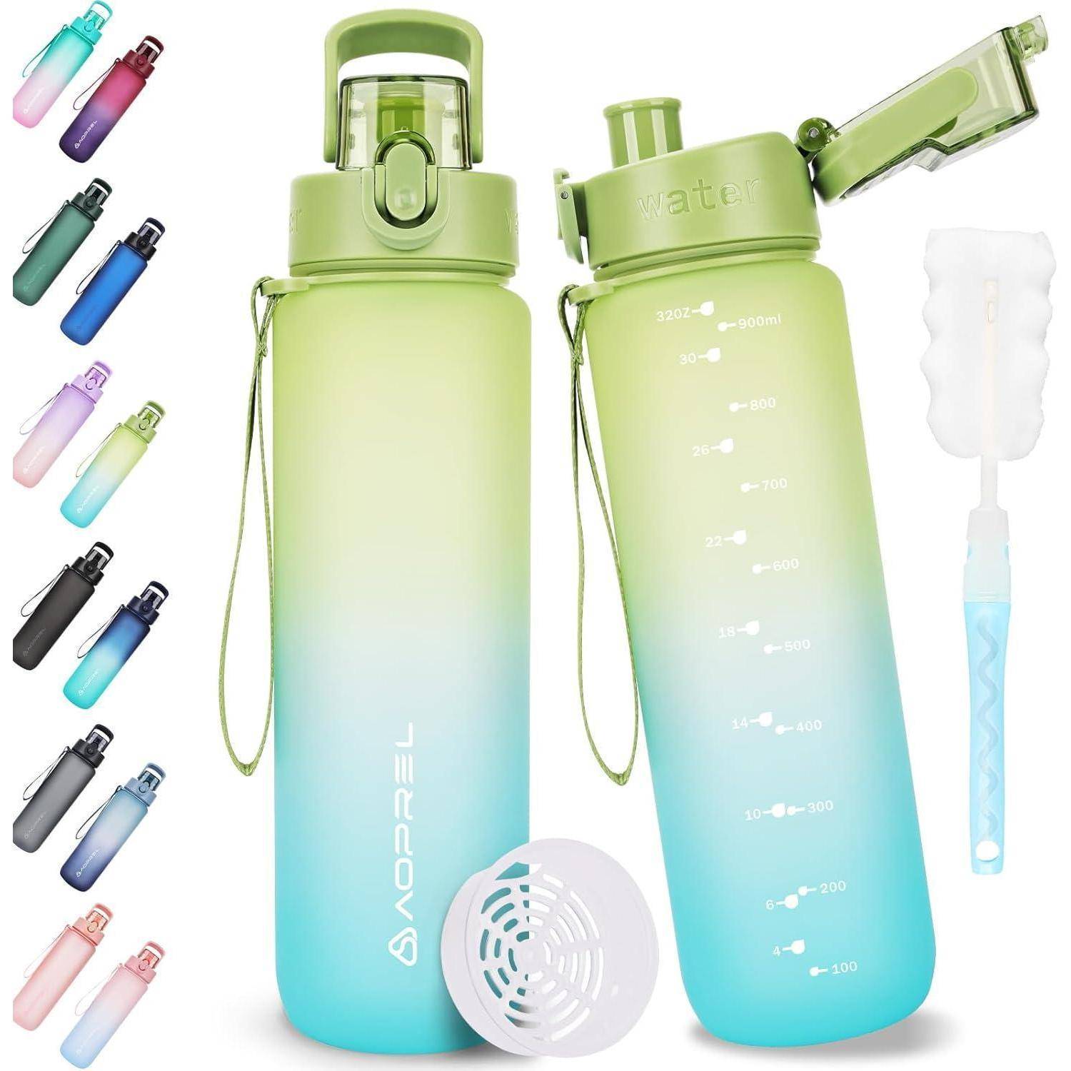 Wasserflasche mit Farbverlauf in Grün und Blau, ausgestattet mit Zeitmarkierungen, offener Verschlusskappe und einem Trageriemen. Inklusive Reinigungsbürste und mehreren Farboptionen auf der Seite.