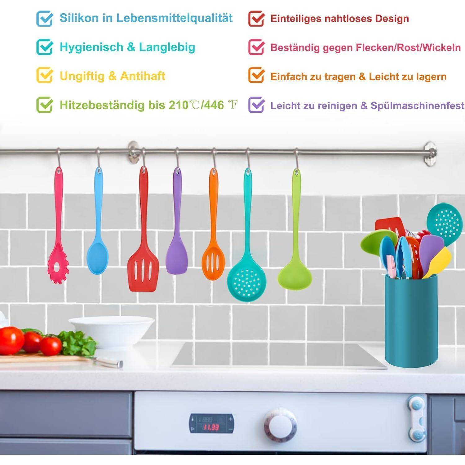 Bunte Küchenutensilien an einer Wand aufgehängt, beschriftet mit Merkmalen: lebensmittelechtes Silikon, hygienisch, ungiftig, hitzebeständig, langlebig.